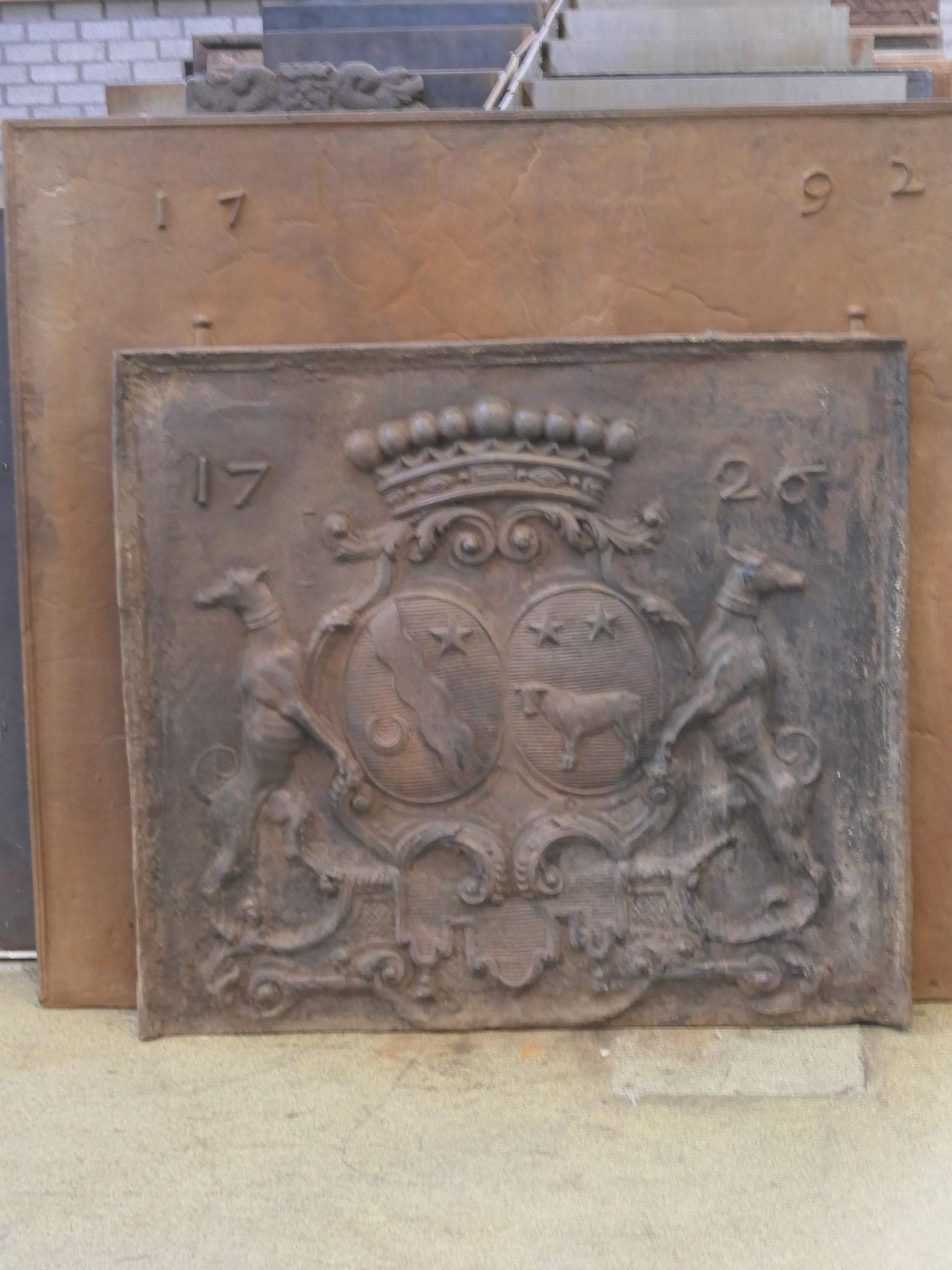 Beautiful 18th century French Louis XIV period fireback with a coat of arms. The date of production, 1726, is also cast in the fireback.

The fireback is made of cast iron and has a brown patina. It can be made black / pewter upon request at no