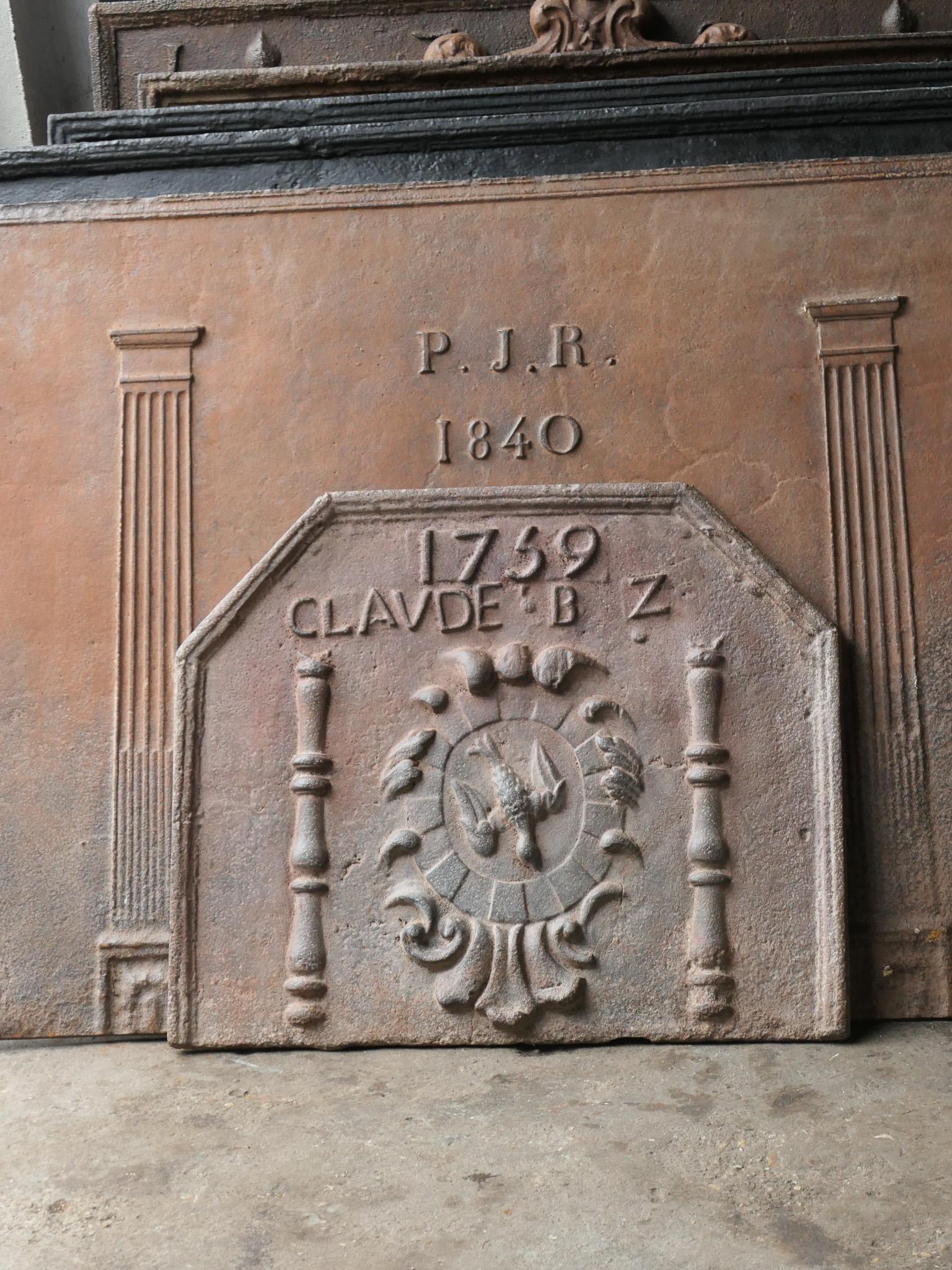 Französischer Louis XIV-Feuerboden mit Wappen und zwei Säulen. Die Säule bezieht sich auf die Keule des Herkules, seine Lieblingswaffe. Es symbolisiert Macht. Der Name des Eigentümers und das Herstellungsjahr sind ebenfalls in den Feuerboden