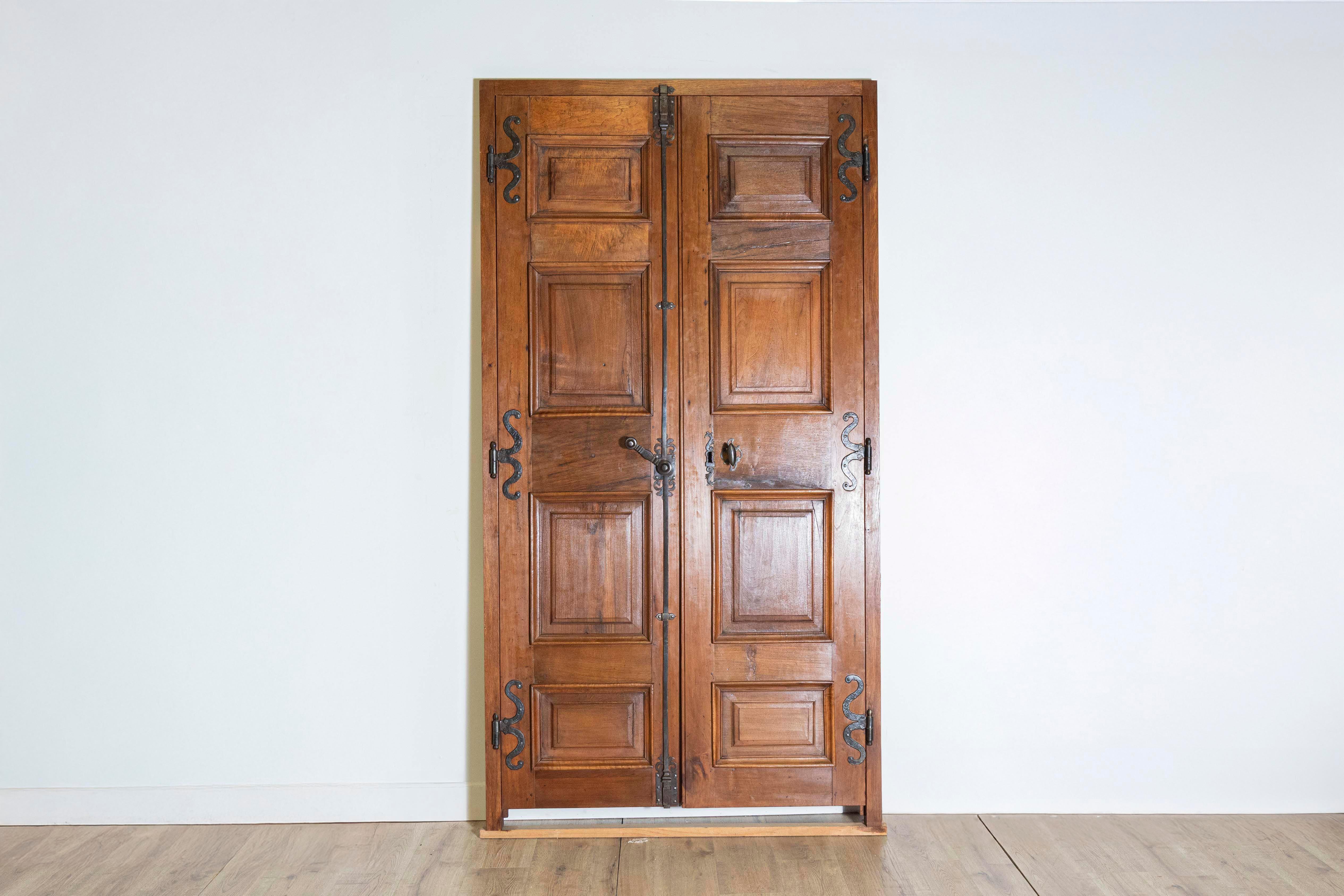 Questa rara e imponente porta di comunicazione del XVIII secolo di Eleg XIV incarna l'eleganza e l'opulenza dell'artigianato francese dell'epoca. Realizzata in legno ricco e finemente venato, la porta presenta pannelli meticolosamente intagliati che
