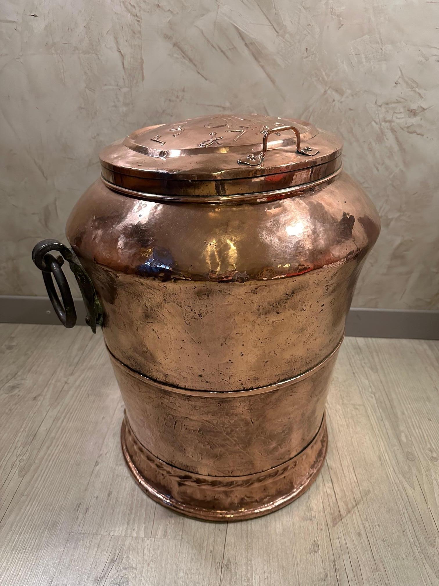 Exceptional 18th century French Louis XIV Period tank or urn made with copper. Used in the kitchens of French castles to store seeds or salt. 
The plug is openable and has the writings of the year 1740 but also the Lily flower symbol of the French