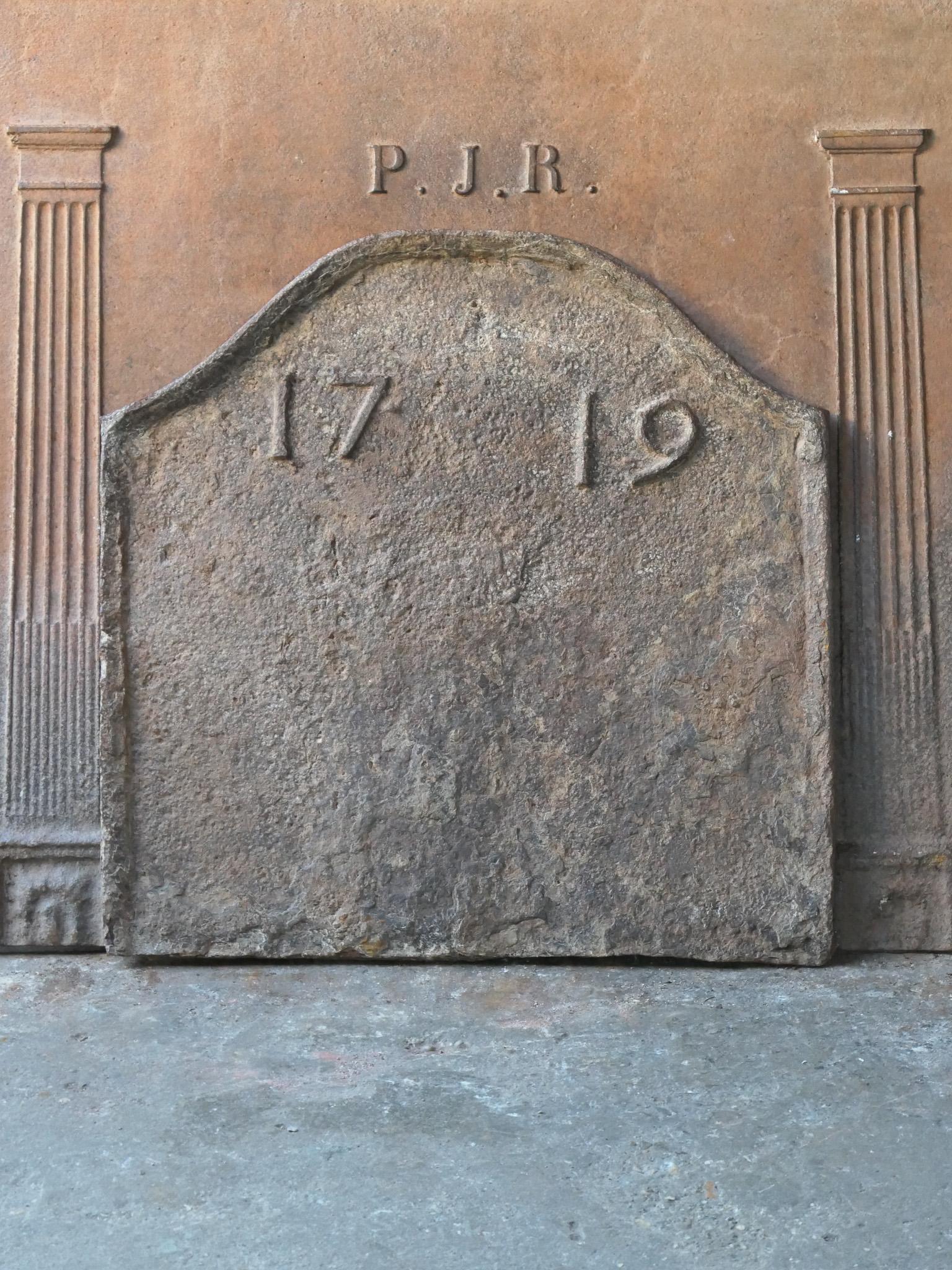 French Louis XIV fireback with a the year 1719, the year of production of the fireback. 

The fireback is made of cast iron and has a brown patina. Upon request it can be made black / pewter. The condition is good, no cracks.







