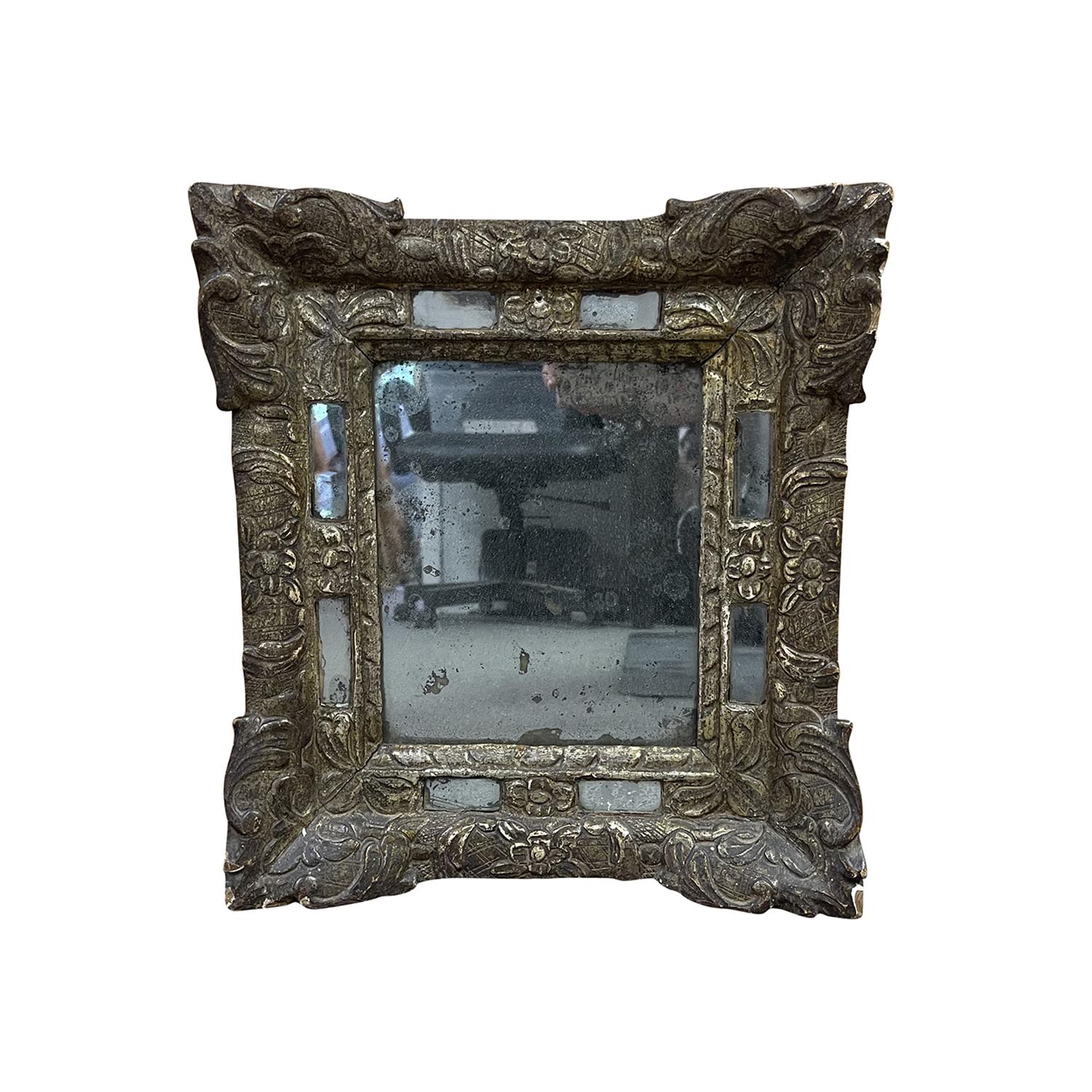 Miroir mural ancien du XVIIIe siècle en bois doré à double encadrement, sculpté à la main dans le bois, avec la plaque de miroir d'origine, en bon état. Décorée d'une élégante bordure florale. Décoloration mineure due à l'âge. Usure conforme à l'âge