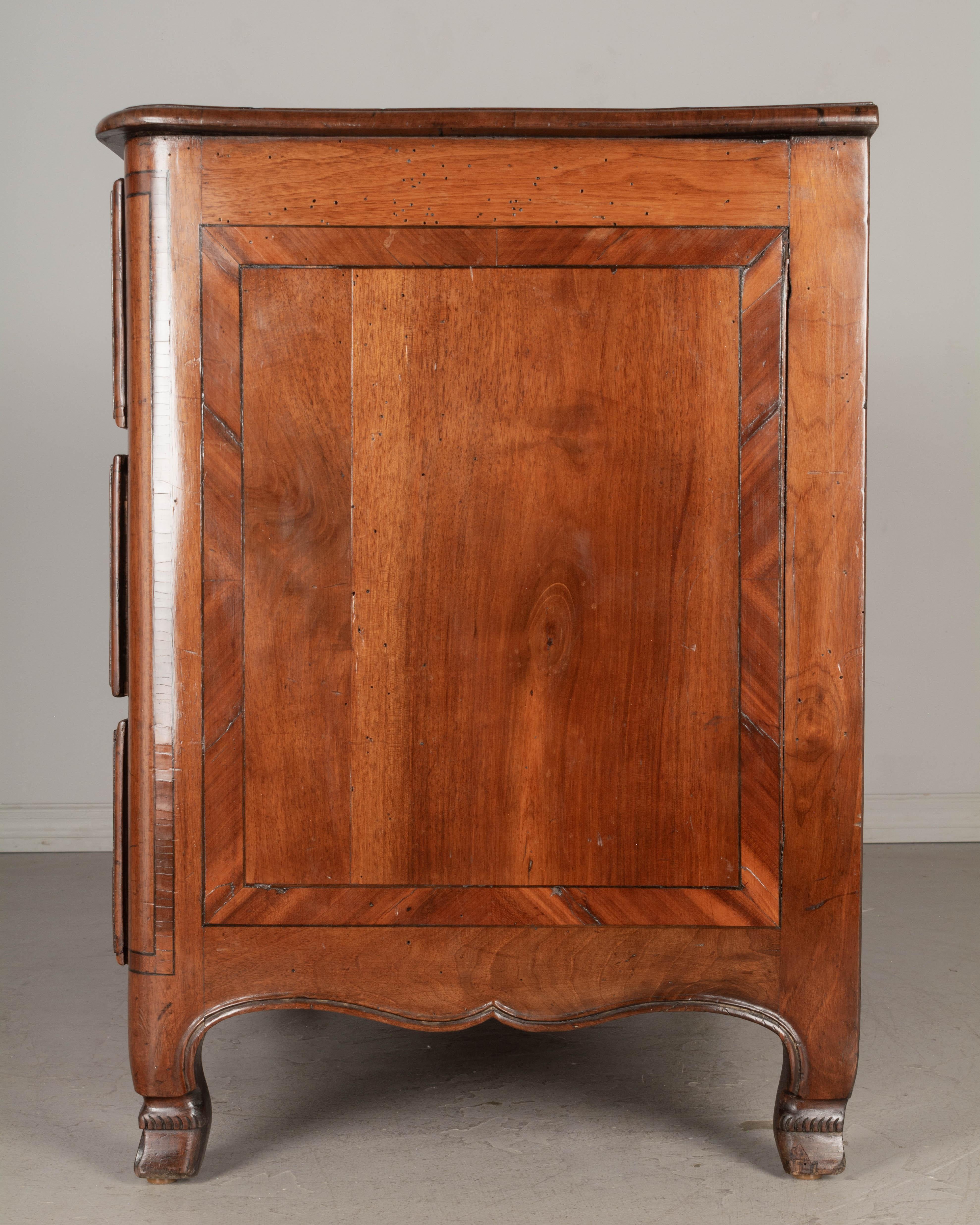 Commode intarsiato francese Luigi XIV del XVIII secolo in vendita 4