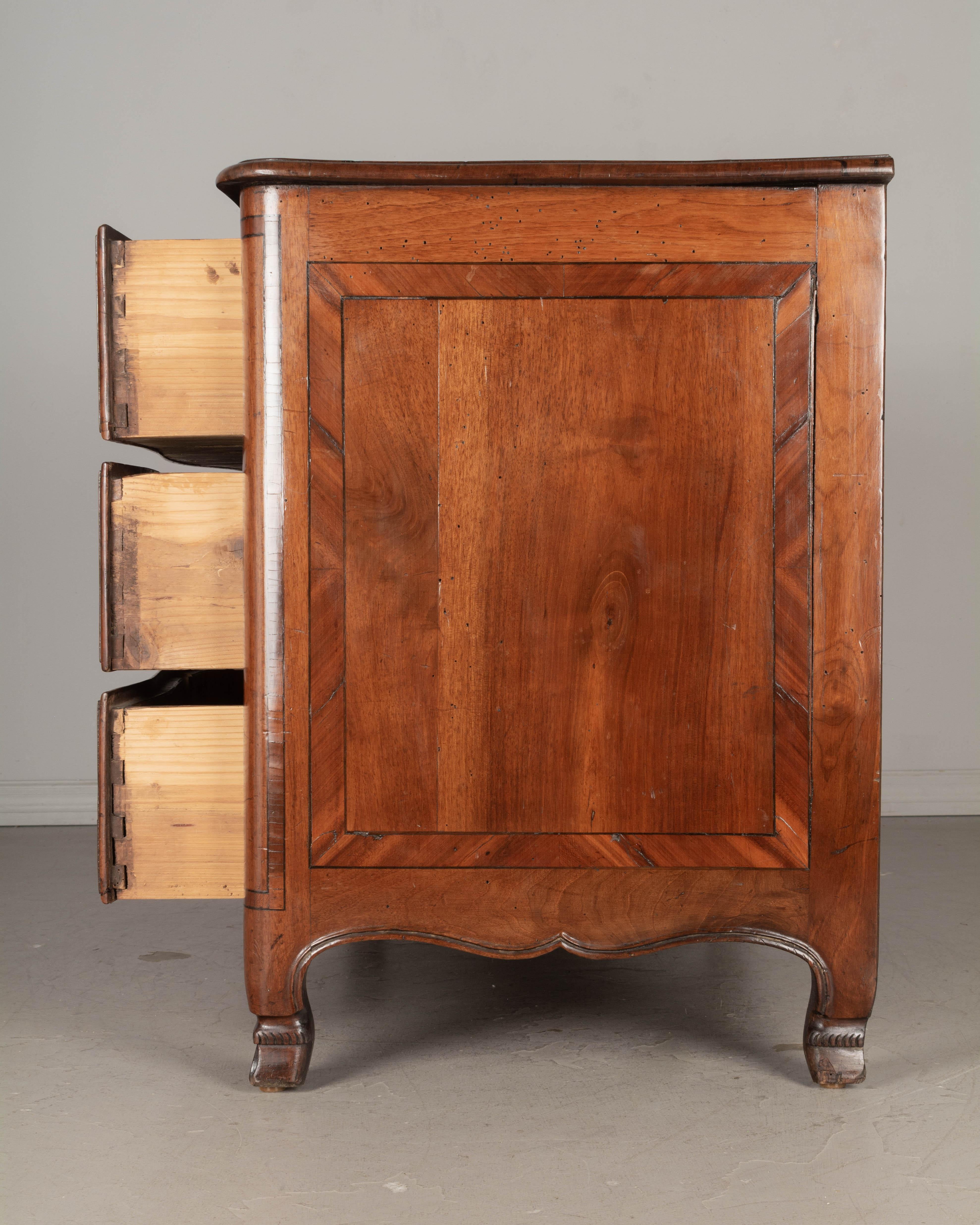 Commode intarsiato francese Luigi XIV del XVIII secolo in vendita 5