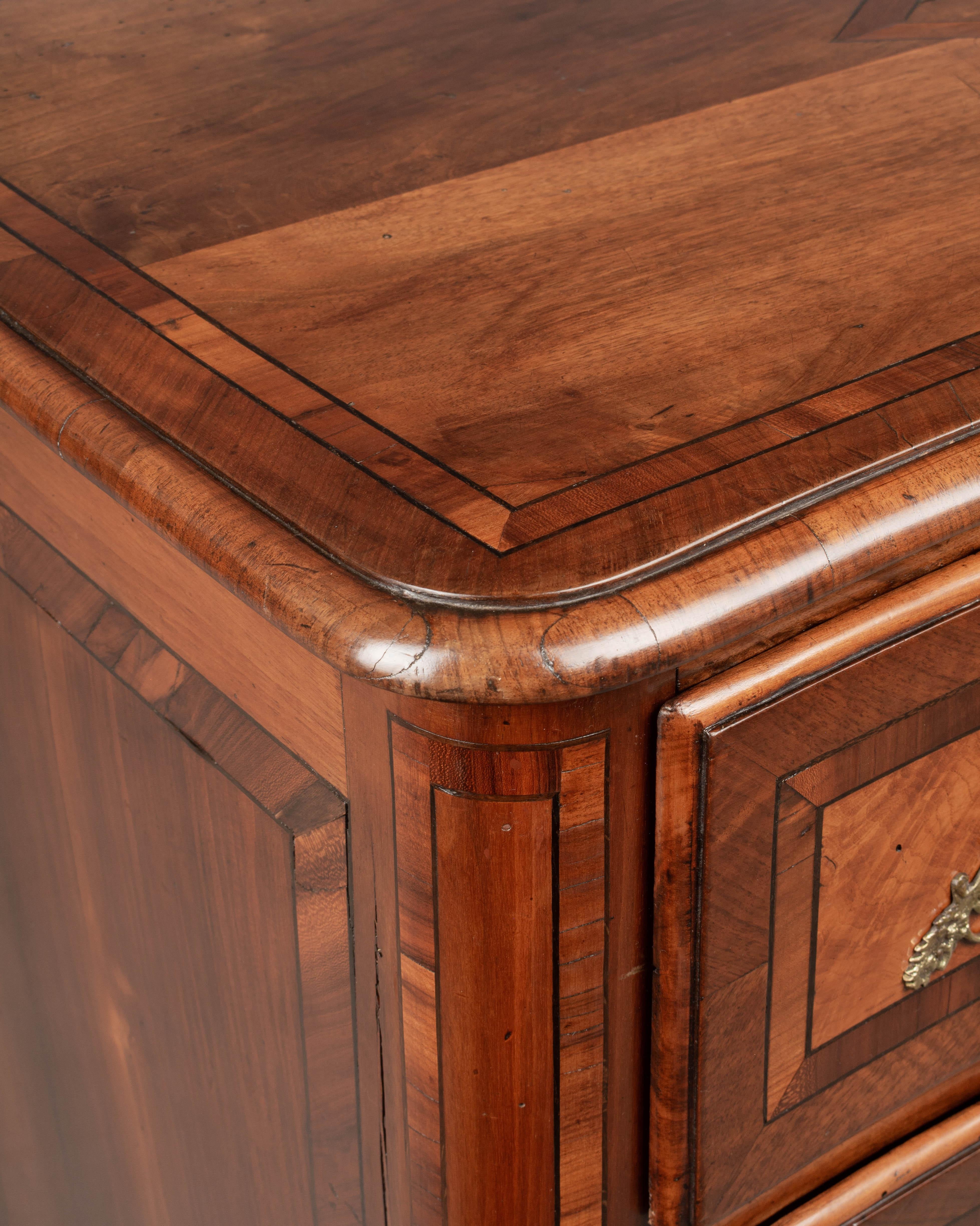 Commode intarsiato francese Luigi XIV del XVIII secolo in vendita 10