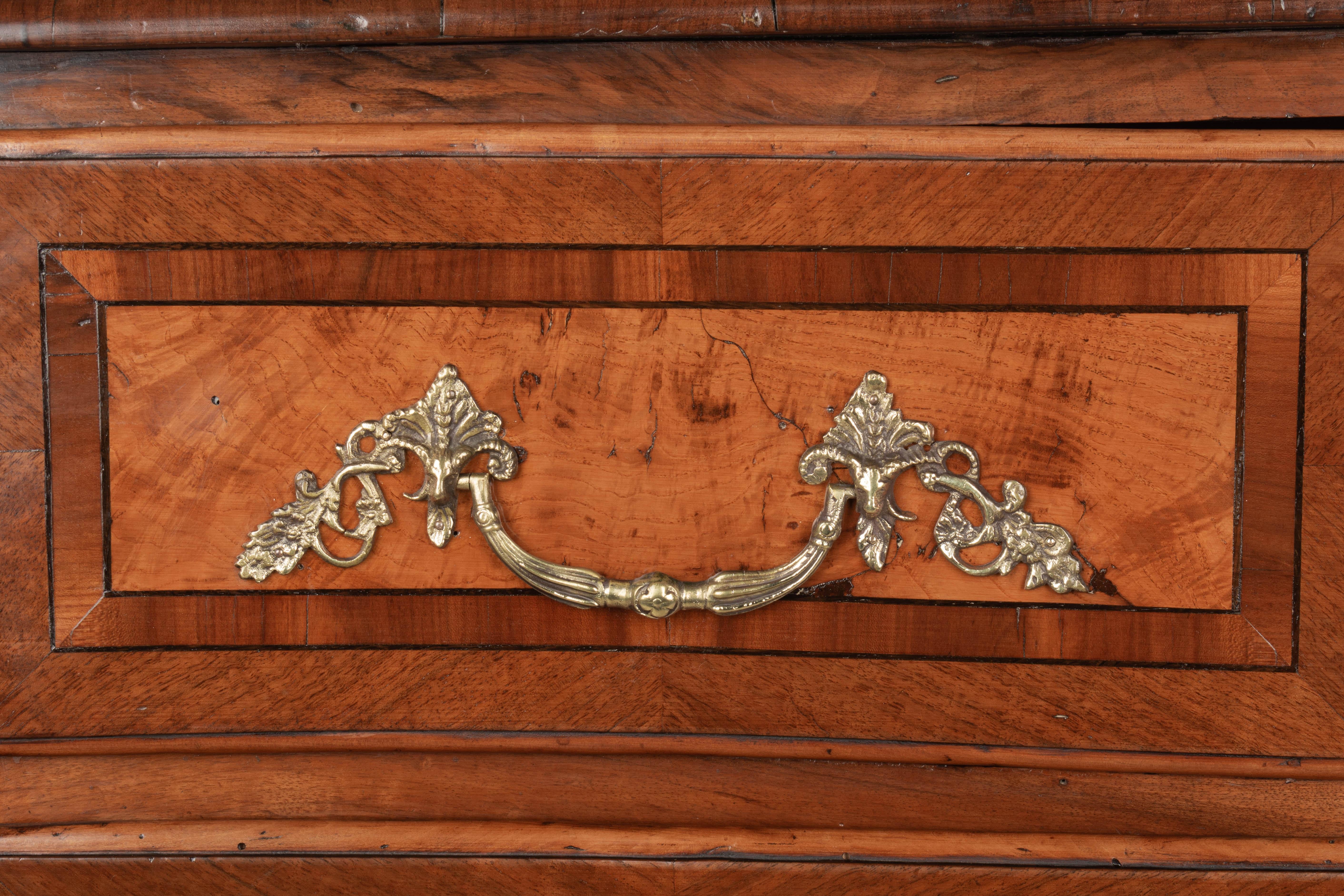 Commode intarsiato francese Luigi XIV del XVIII secolo in vendita 12