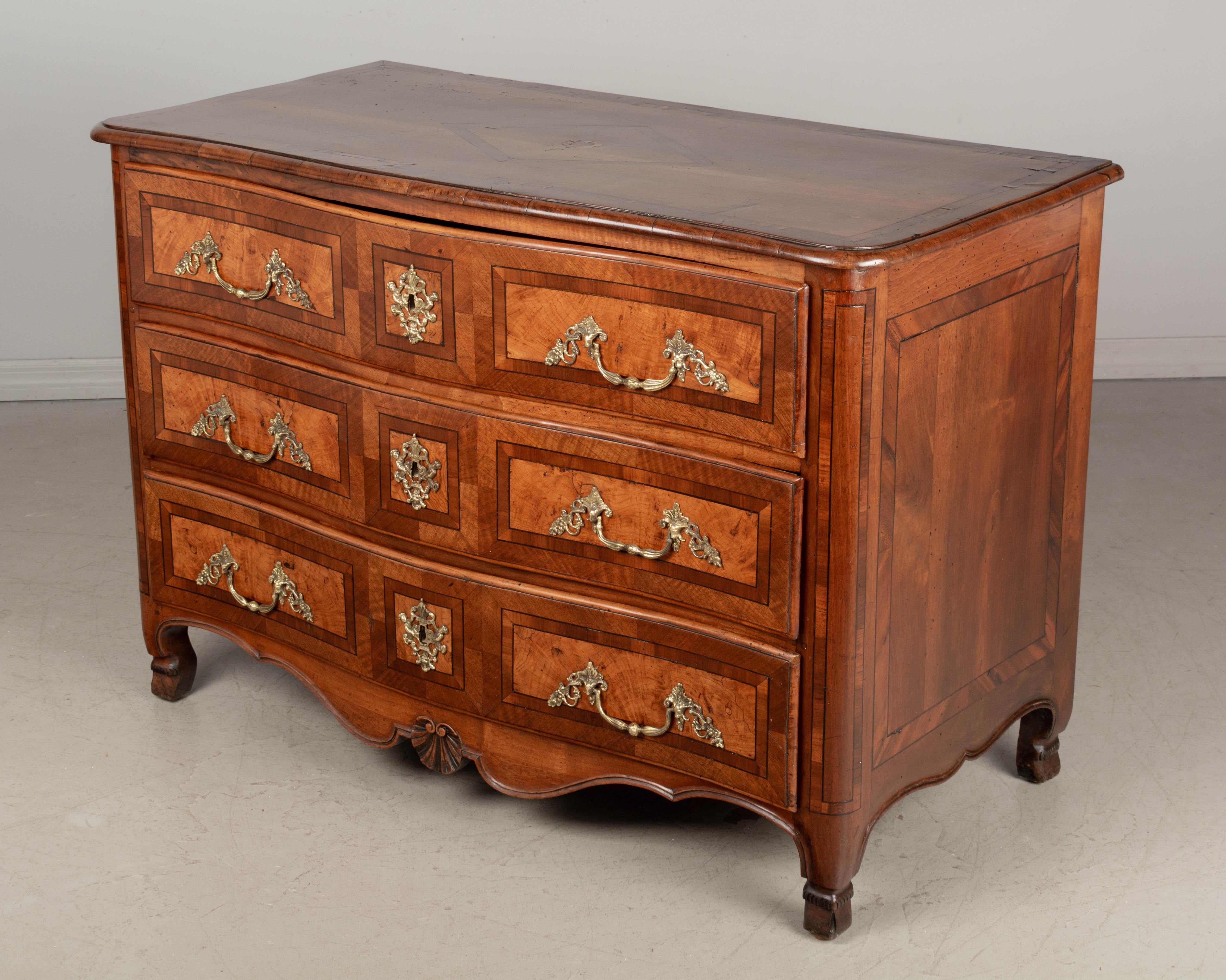 Calco Commode intarsiato francese Luigi XIV del XVIII secolo in vendita