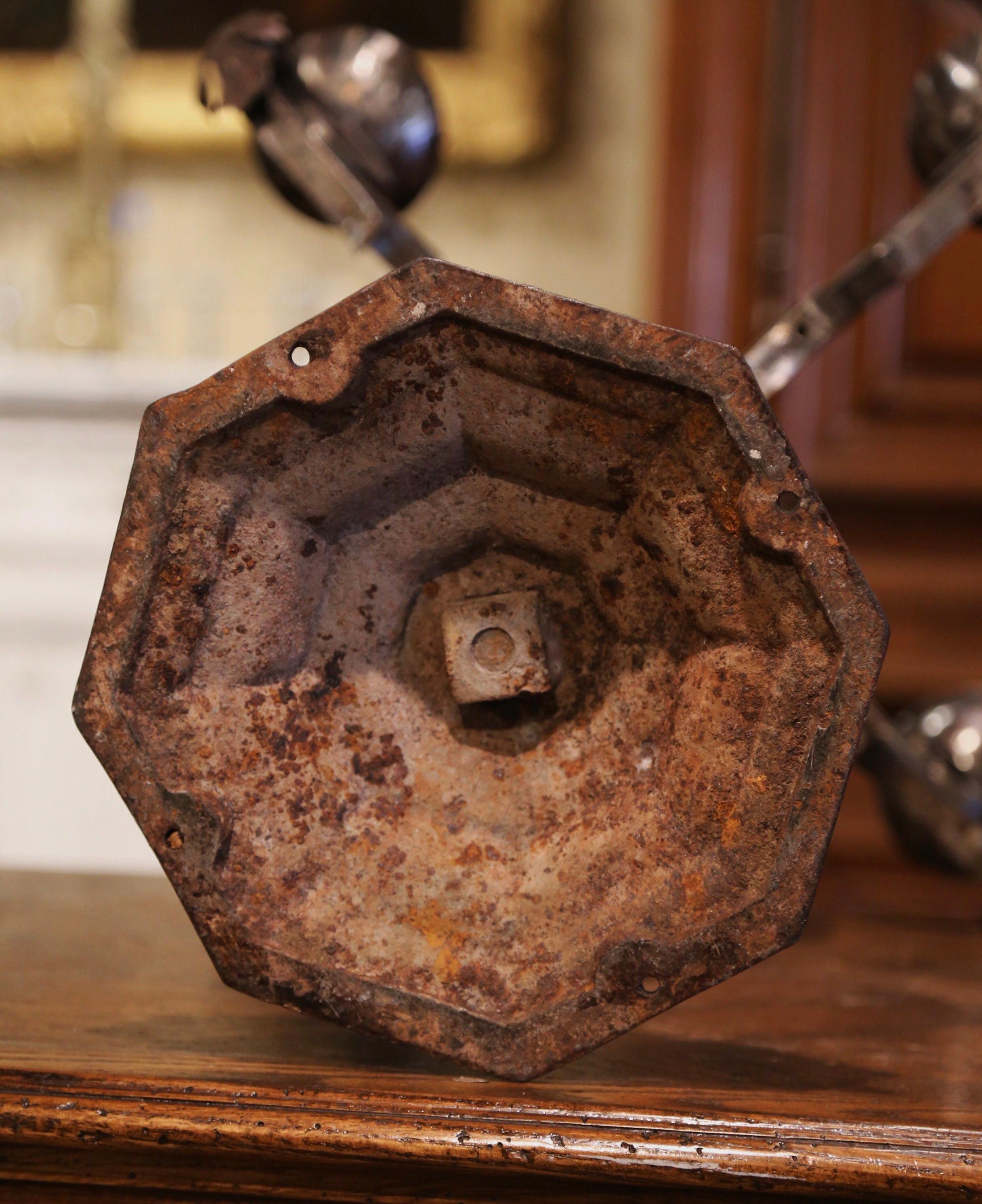 Candelabro a quattro luci in ferro battuto lucido Luigi XIV del XVIII secolo in vendita 6