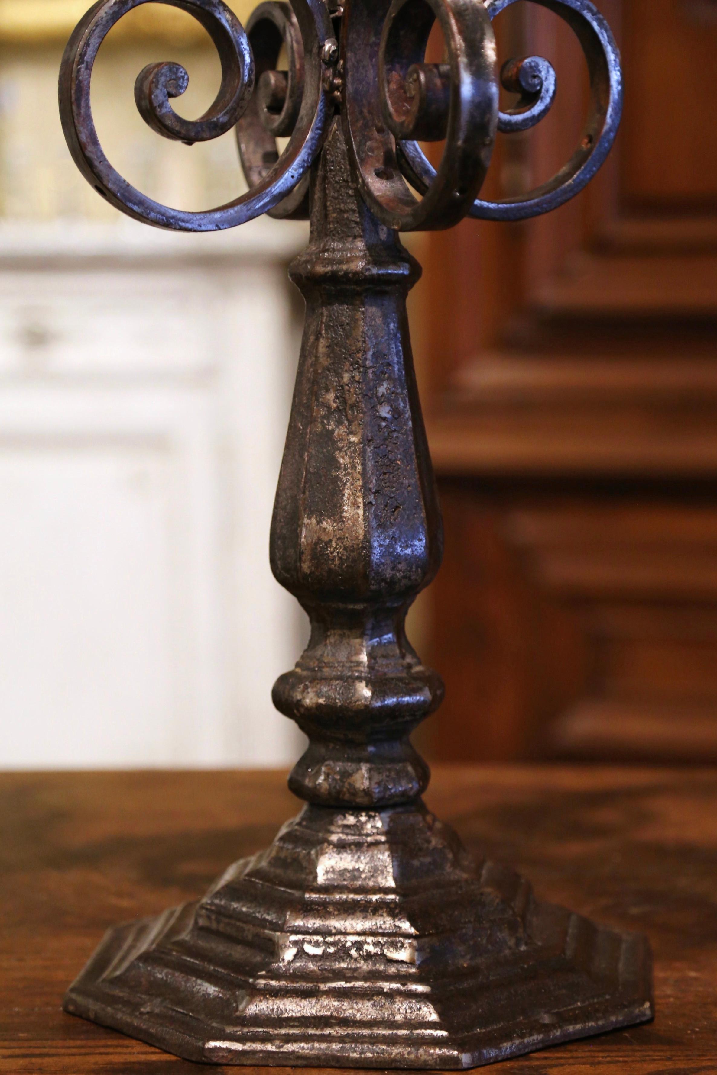 Französische Louis XIV.-Kandelaber aus poliertem Schmiedeeisen mit vier Lichtern aus dem 18. Jahrhundert (Geschmiedet) im Angebot