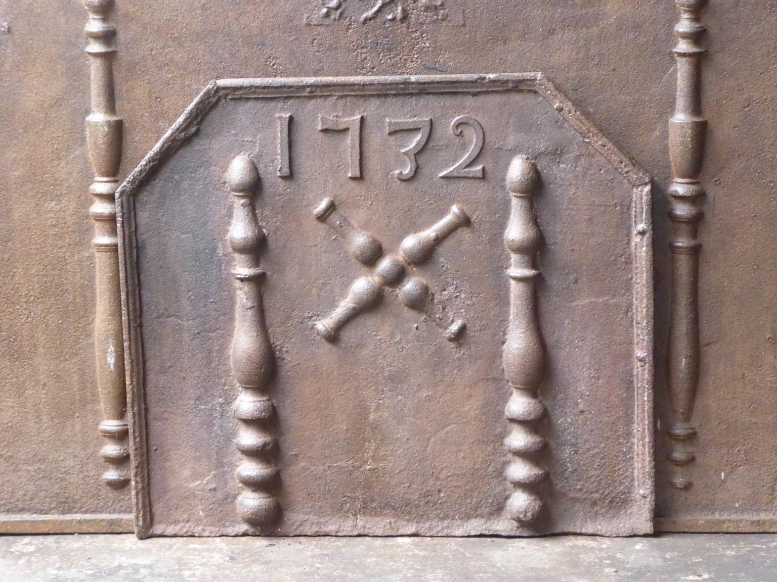 Schöner französischer Kaminboden aus dem 18. Jahrhundert mit einem Andreaskreuz und zwei Herkulessäulen. Der heilige Andreas soll an einem Kreuz in dieser Form gemartert worden sein. Das Kreuz ist seither ein Zeichen für Demut und Opferbereitschaft.