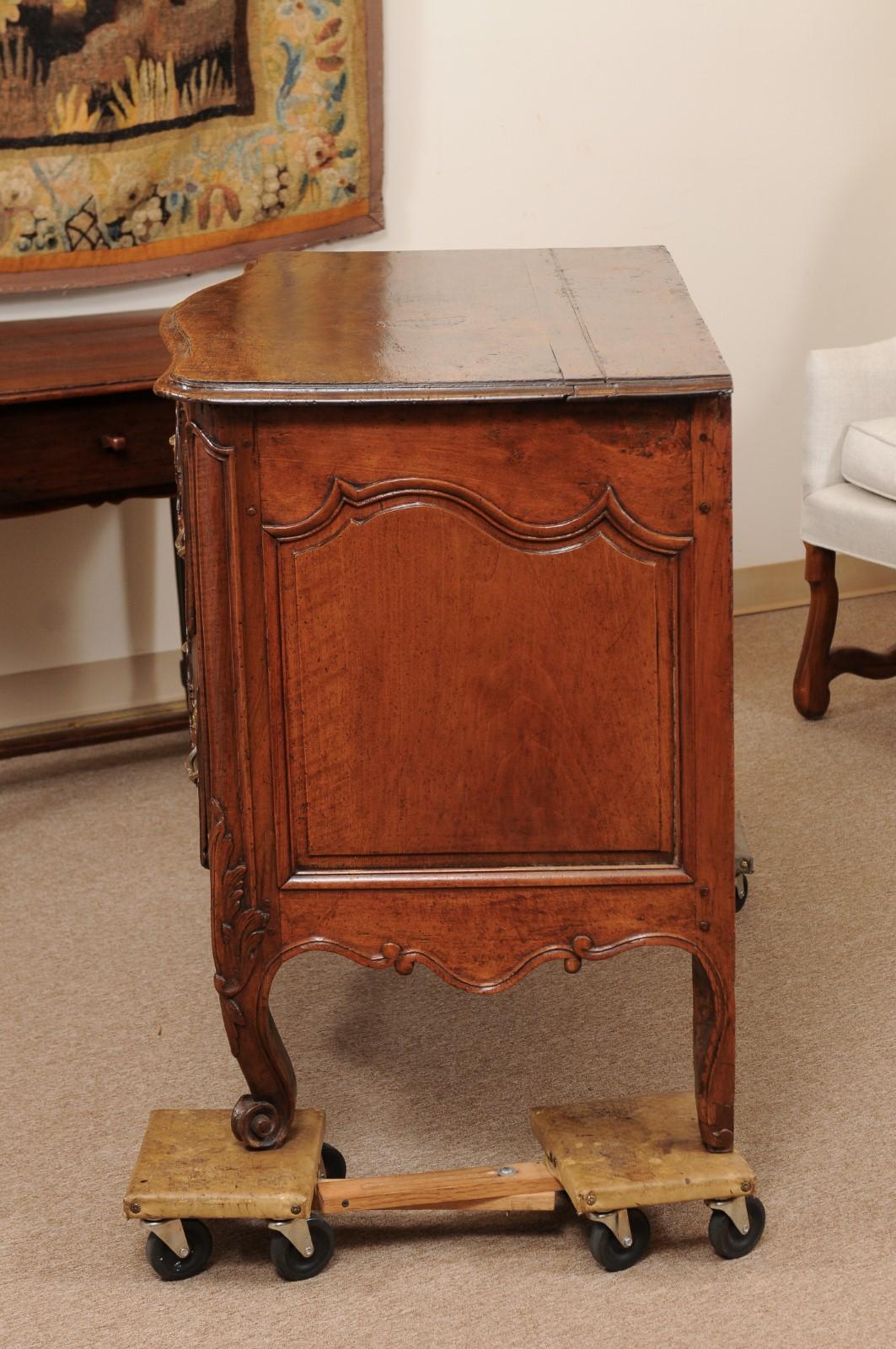 18th Century French Louis XV 2-Drawer Walnut Commode with Pierced Apron 9