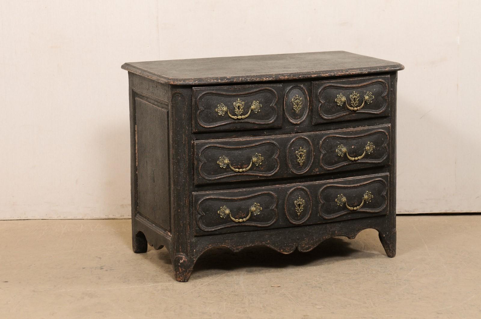 Commode Louis XV française du 18ème siècle. Cette commode ancienne de France, aux courbes subtiles et à la façade arquée, abrite deux tiroirs de taille moyenne au-dessus de deux tiroirs de taille normale, flanqués de montants latéraux arrondis et de