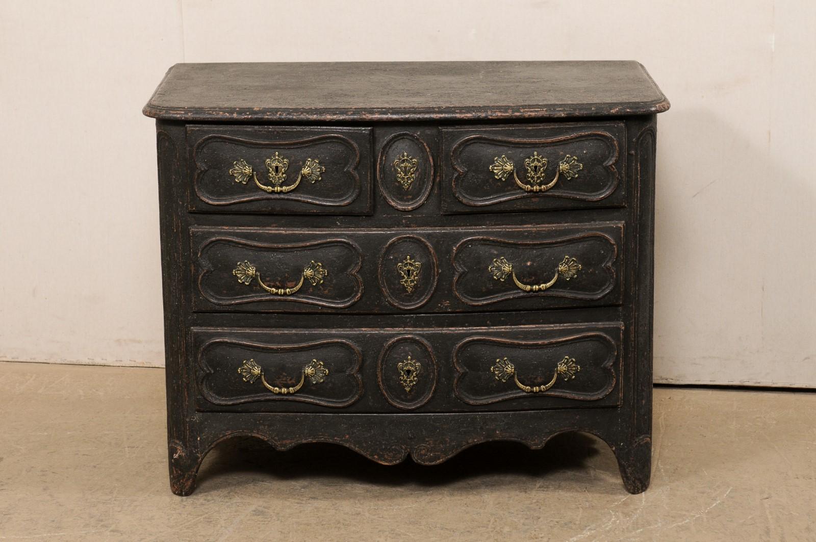 Français Commode française Louis XV du 18ème siècle à 5 tiroirs avec façade en nœud subtil en noir en vente