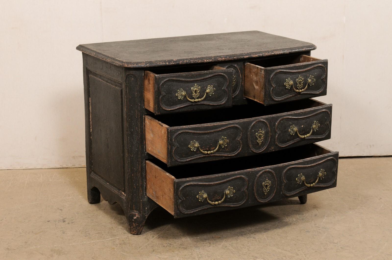 Legno Commodo francese Luigi XV del XVIII secolo a 5 cassetti con sottile fronte ad arco in nero in vendita