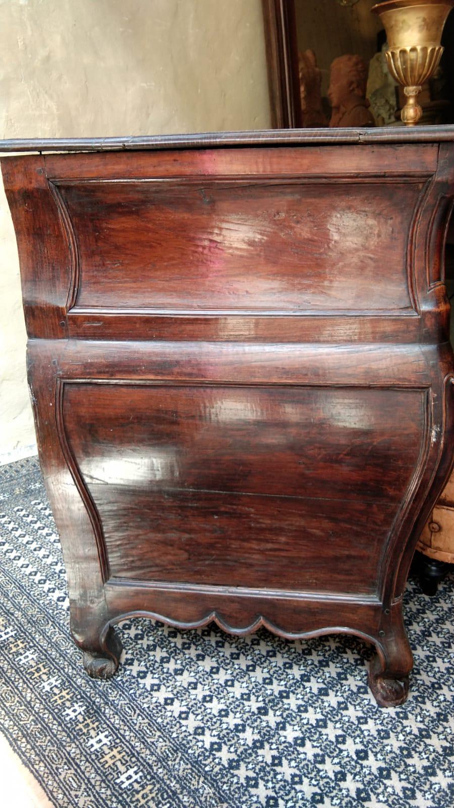 18th Century French Louis XV Acacia Chest of Drawers In Good Condition For Sale In Lectoure, Occitanie