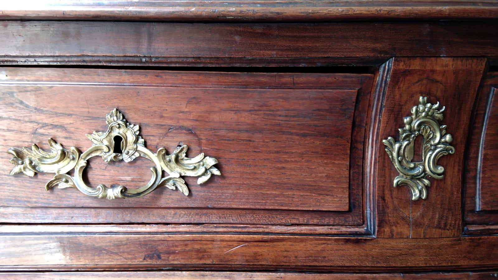 18th Century French Louis XV Acacia Chest of Drawers For Sale 3