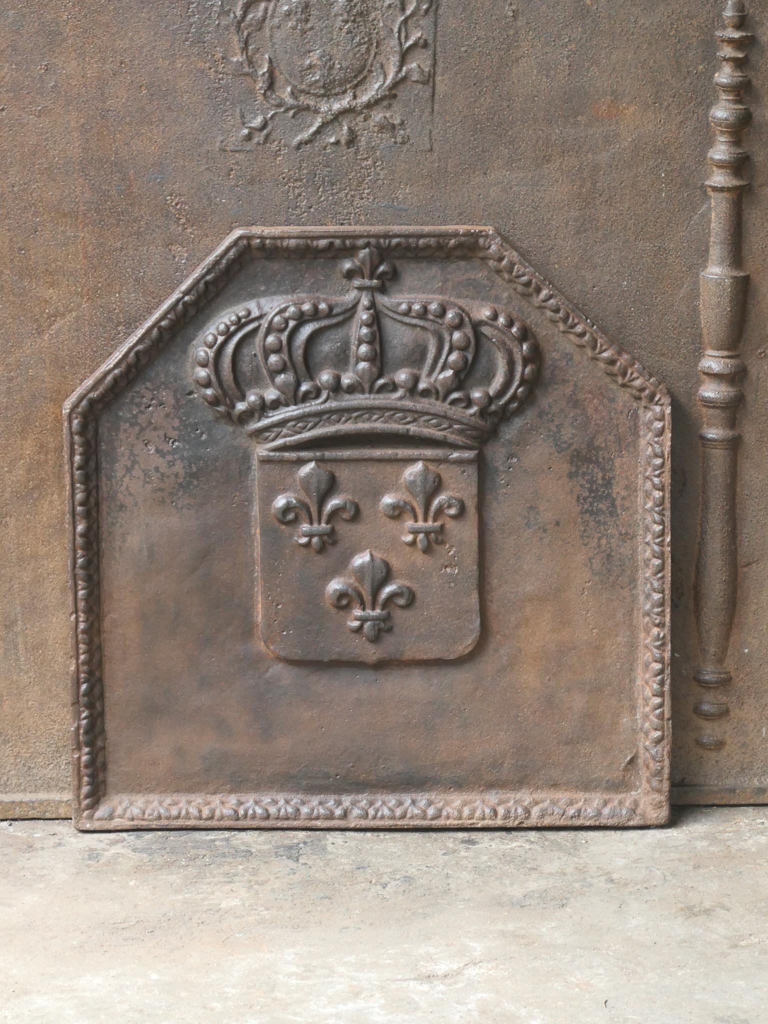 Belle plaque de cheminée Louis XV du XVIIIe siècle aux armes de France. Il s'agit des armoiries de la Maison de Bourbon, une maison royale d'origine française qui est devenue une dynastie majeure en Europe. Il a donné des rois à l'Espagne (Navarre),