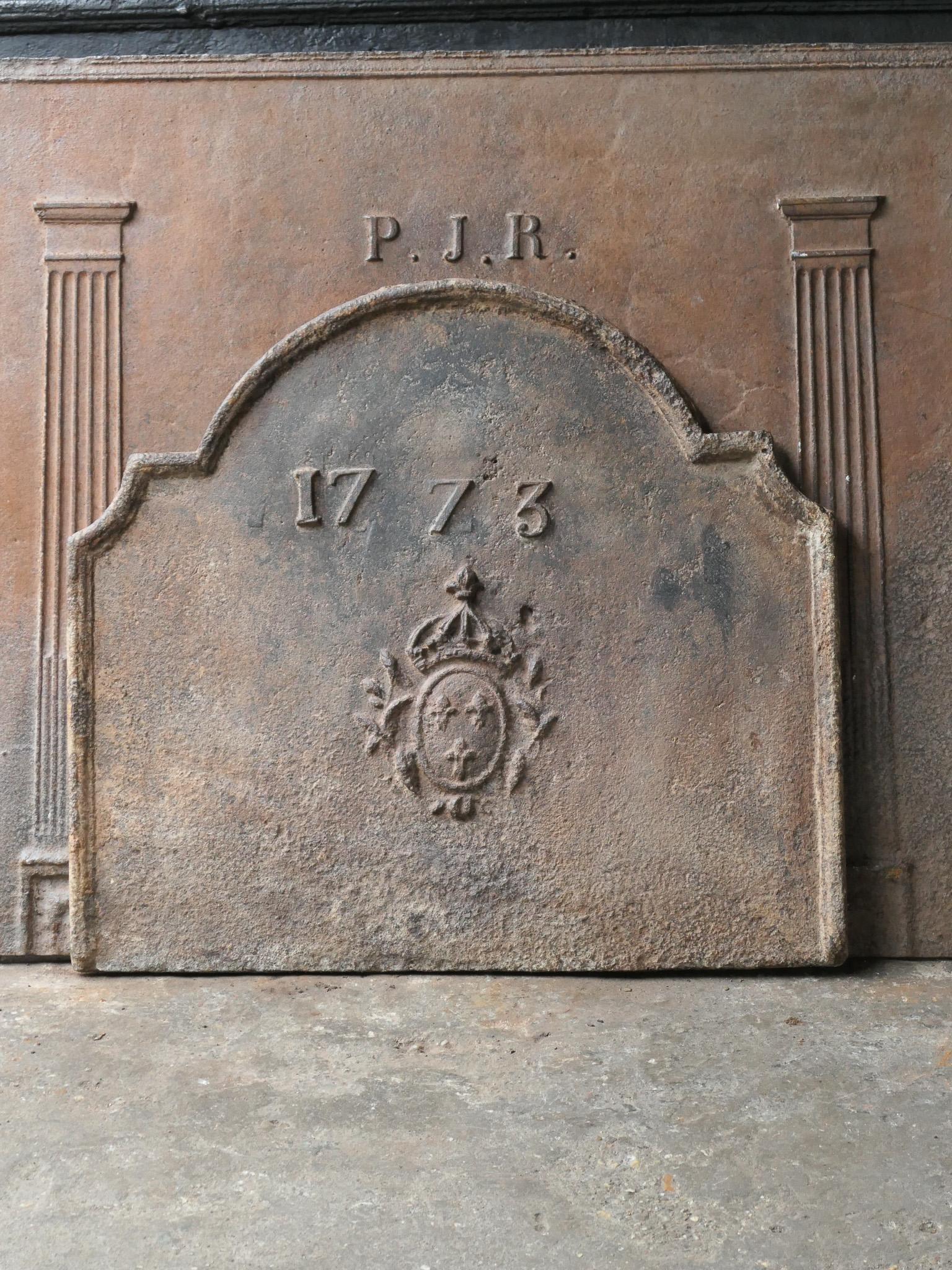 Schöner französischer Louis-XV-Kamin aus dem 18. Jahrhundert mit dem Wappen Frankreichs, datiert 1773. Dies ist das Wappen des Hauses Bourbon, eines ursprünglich französischen Königshauses, das sich zu einer bedeutenden Dynastie in Europa