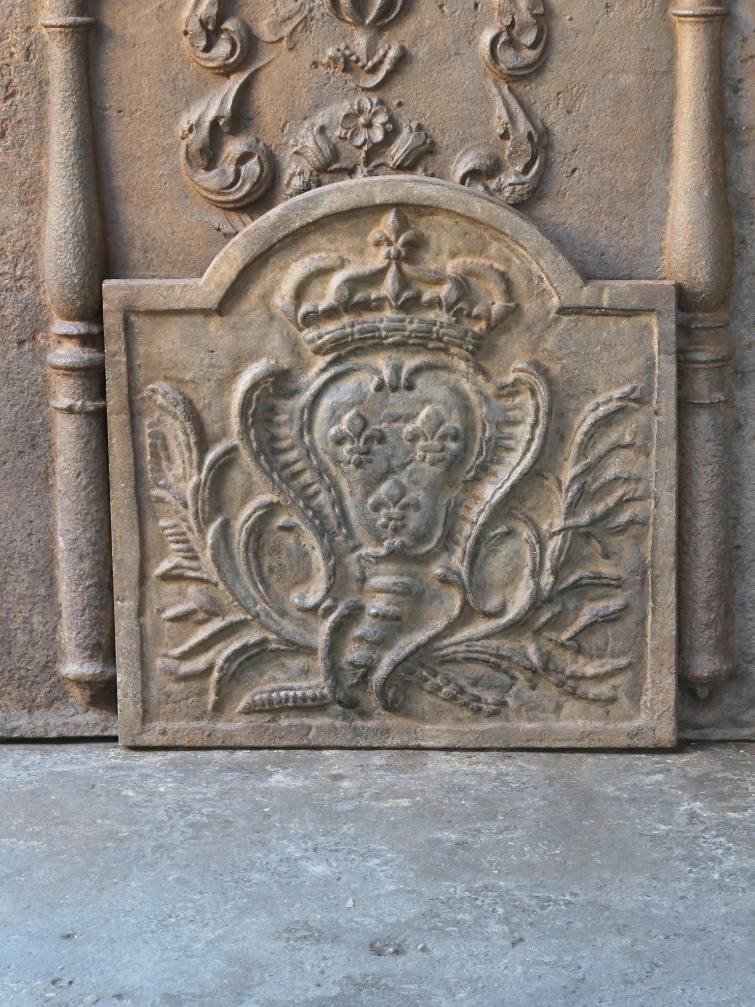 Beautiful 18th century French Louis XV fireback with the arms of France. This is the coat of arms of the House of Bourbon, an originally French royal house that became a major dynasty in Europe. It delivered kings for Spain (Navarra), France, both