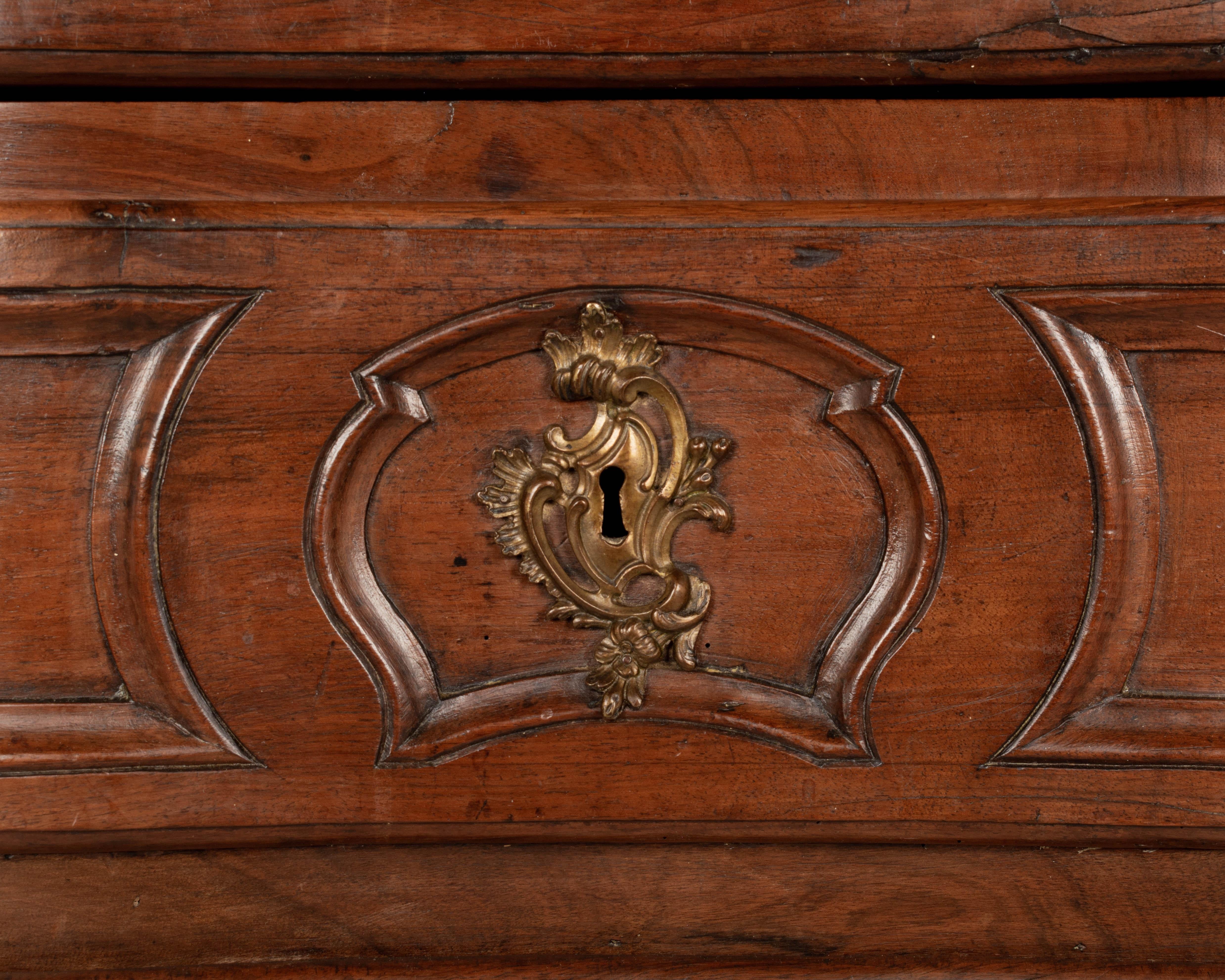 Commode francese Luigi XV Bombé del XVIII secolo in vendita 3
