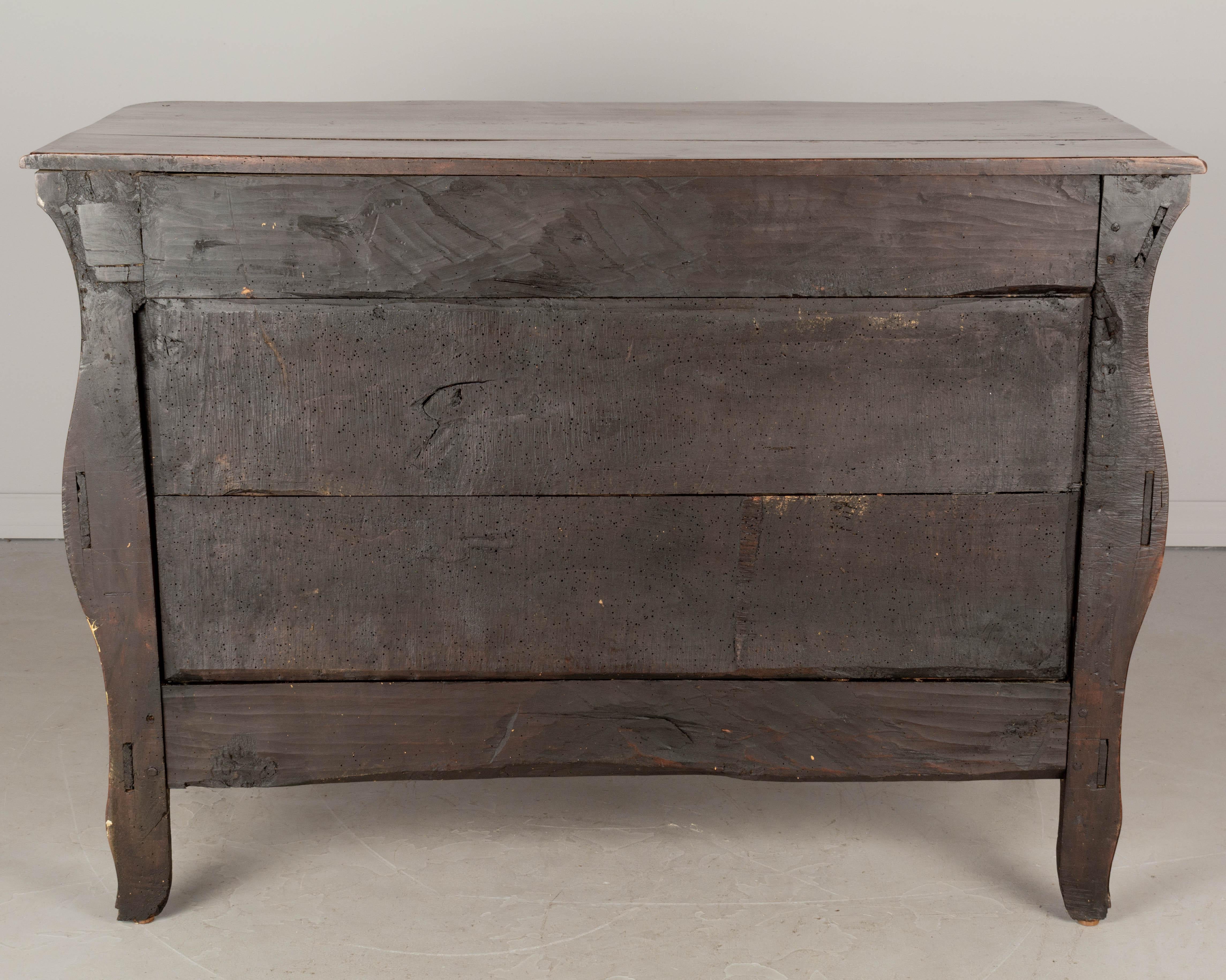 Commode francese Luigi XV Bombé del XVIII secolo In condizioni buone in vendita a Winter Park, FL