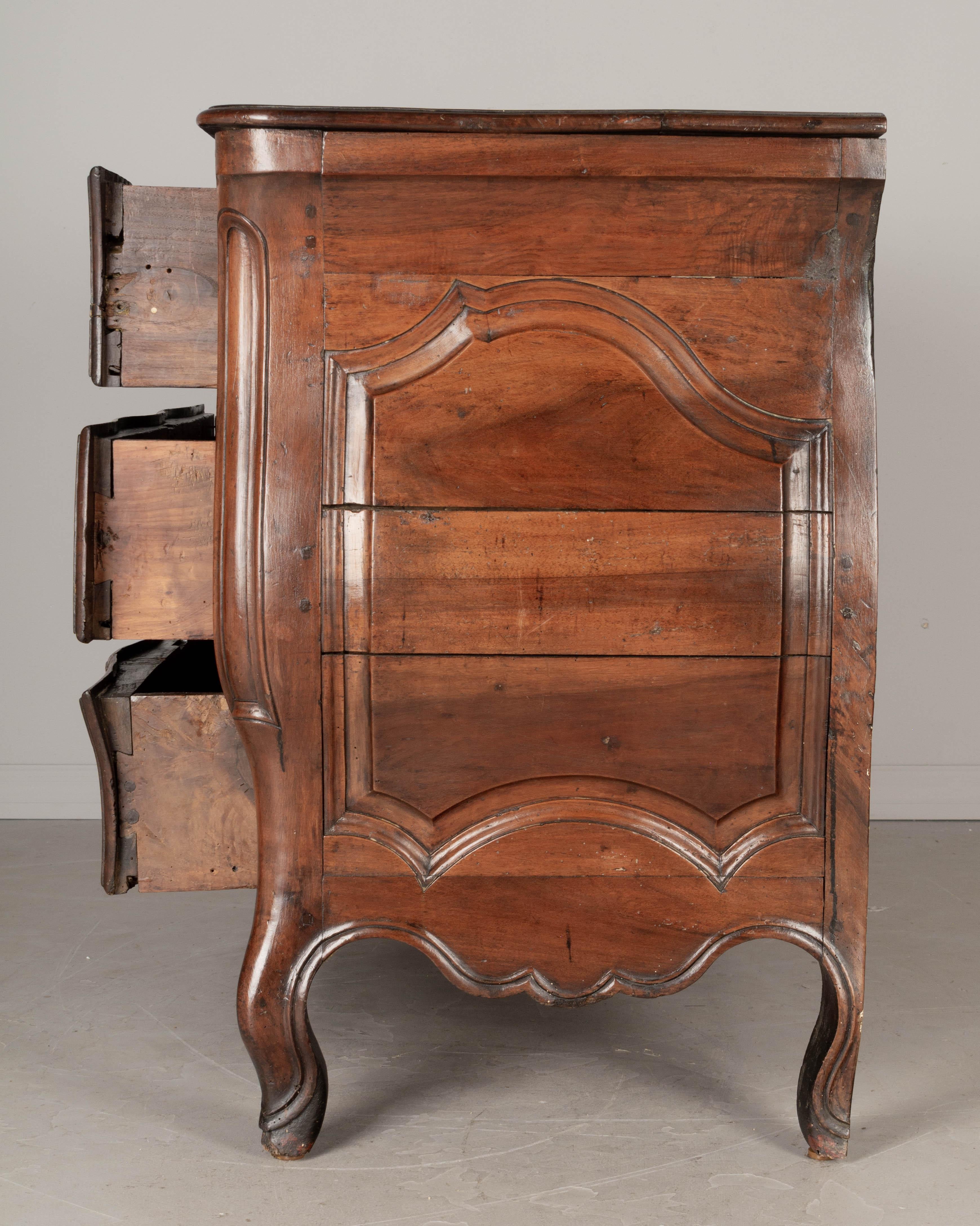 18th Century French Louis XV Bombé Commode For Sale 1