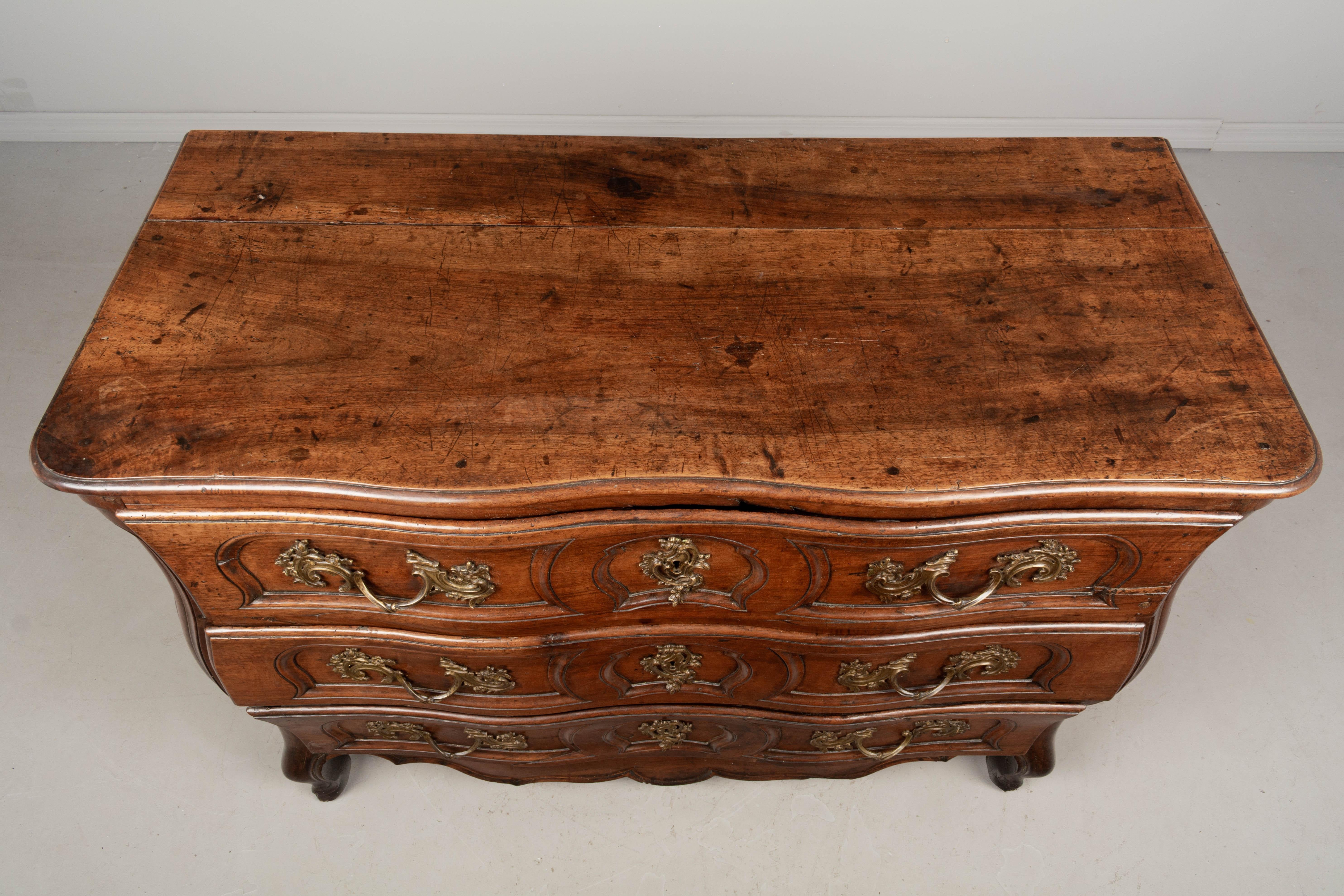 18th Century French Louis XV Bombé Commode For Sale 2