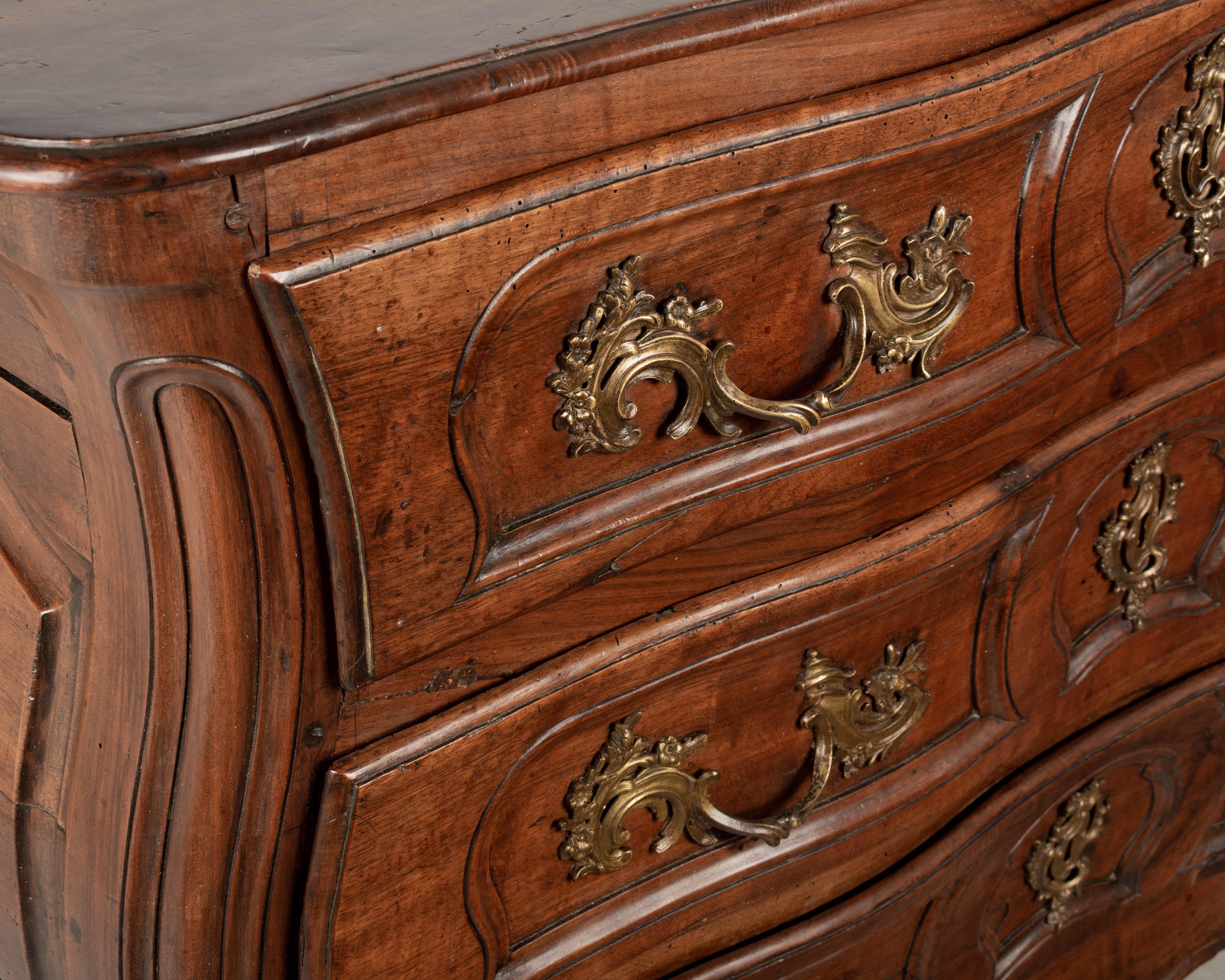 18th Century French Louis XV Bombé Commode For Sale 3