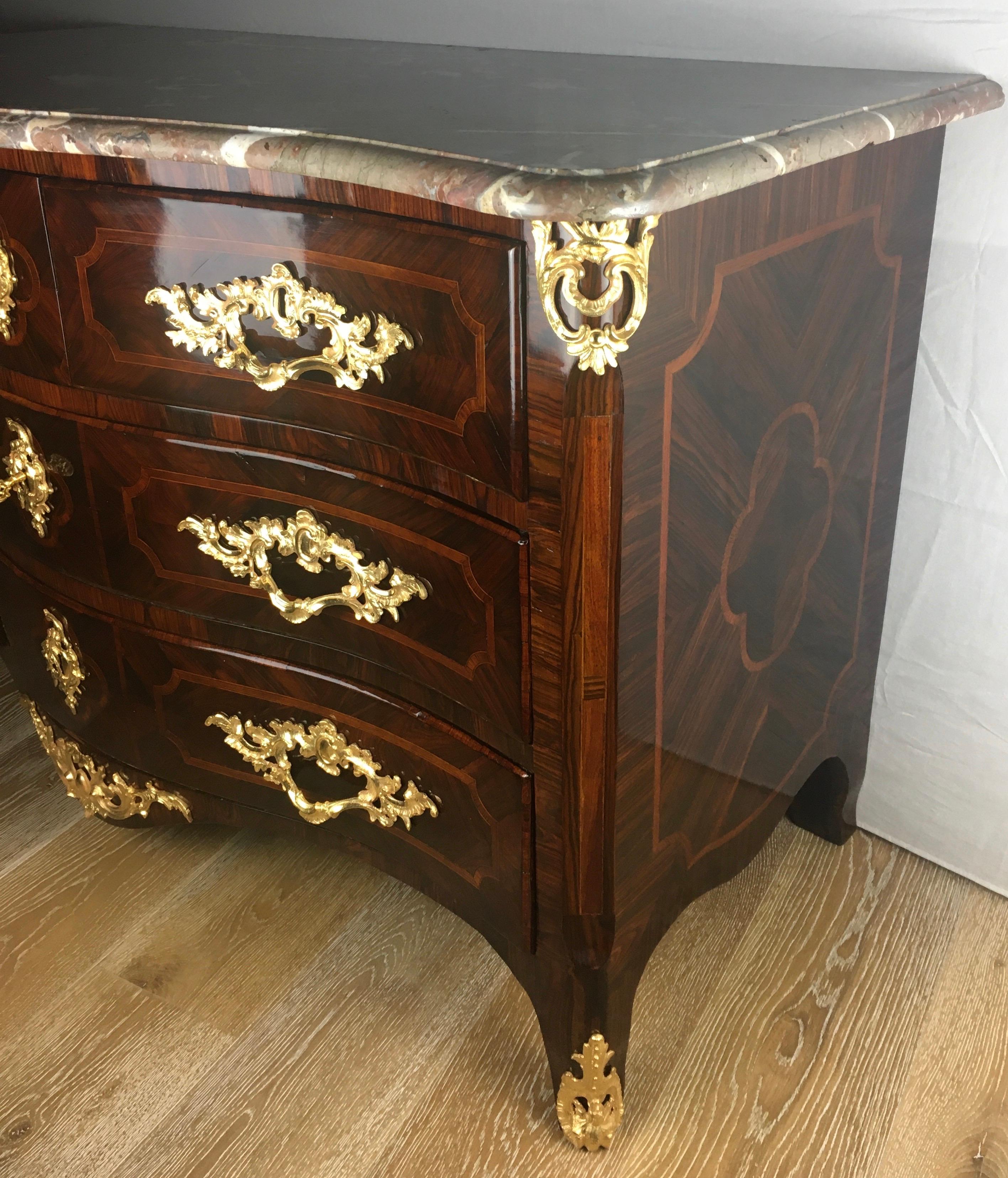 Fatto a mano Commode con bombe in bronzo montate ad ormolu del XVIII secolo in stile Luigi XV, timbrato in vendita