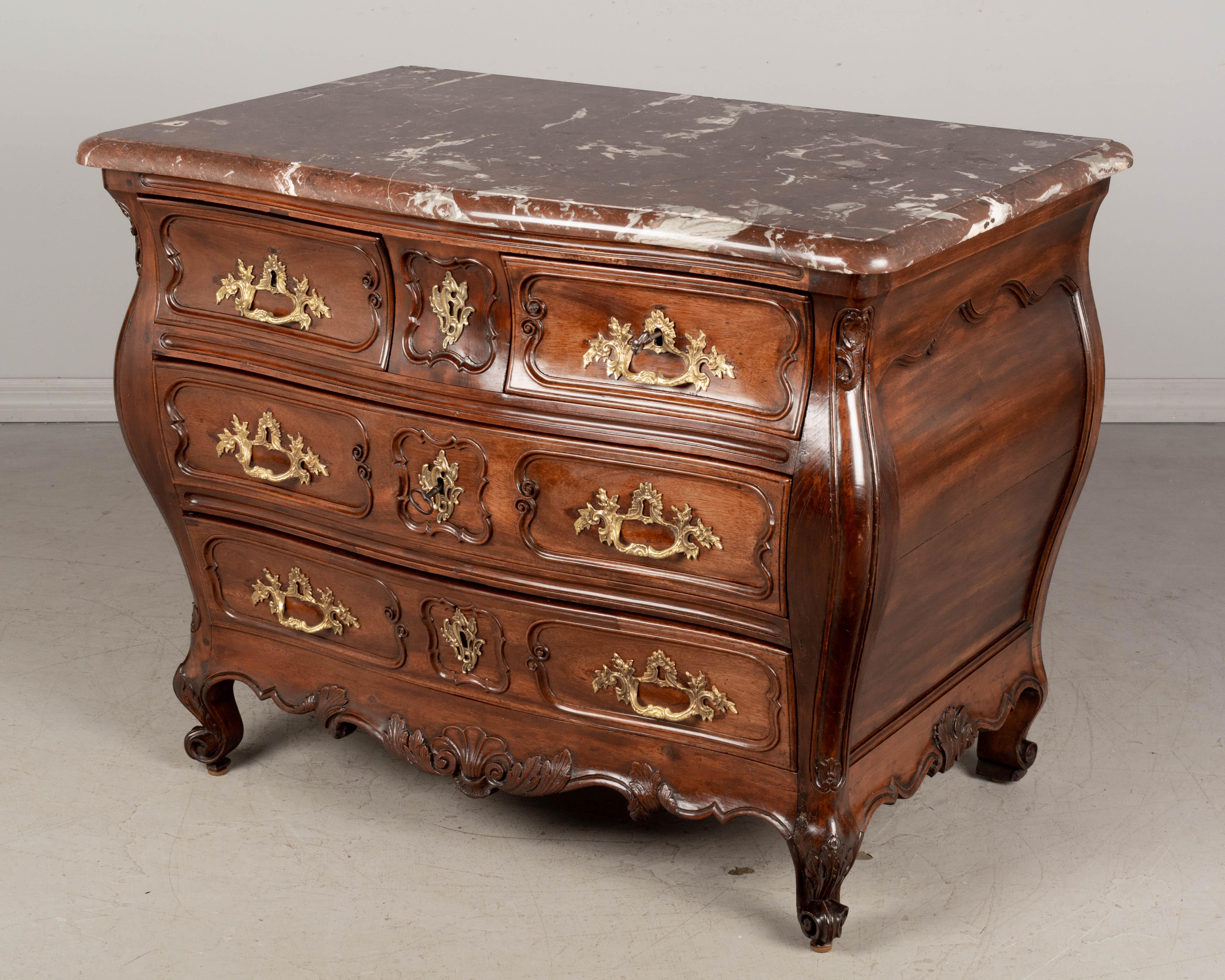 Francese Commode francese Luigi XV Bordelaise del XVIII secolo in vendita