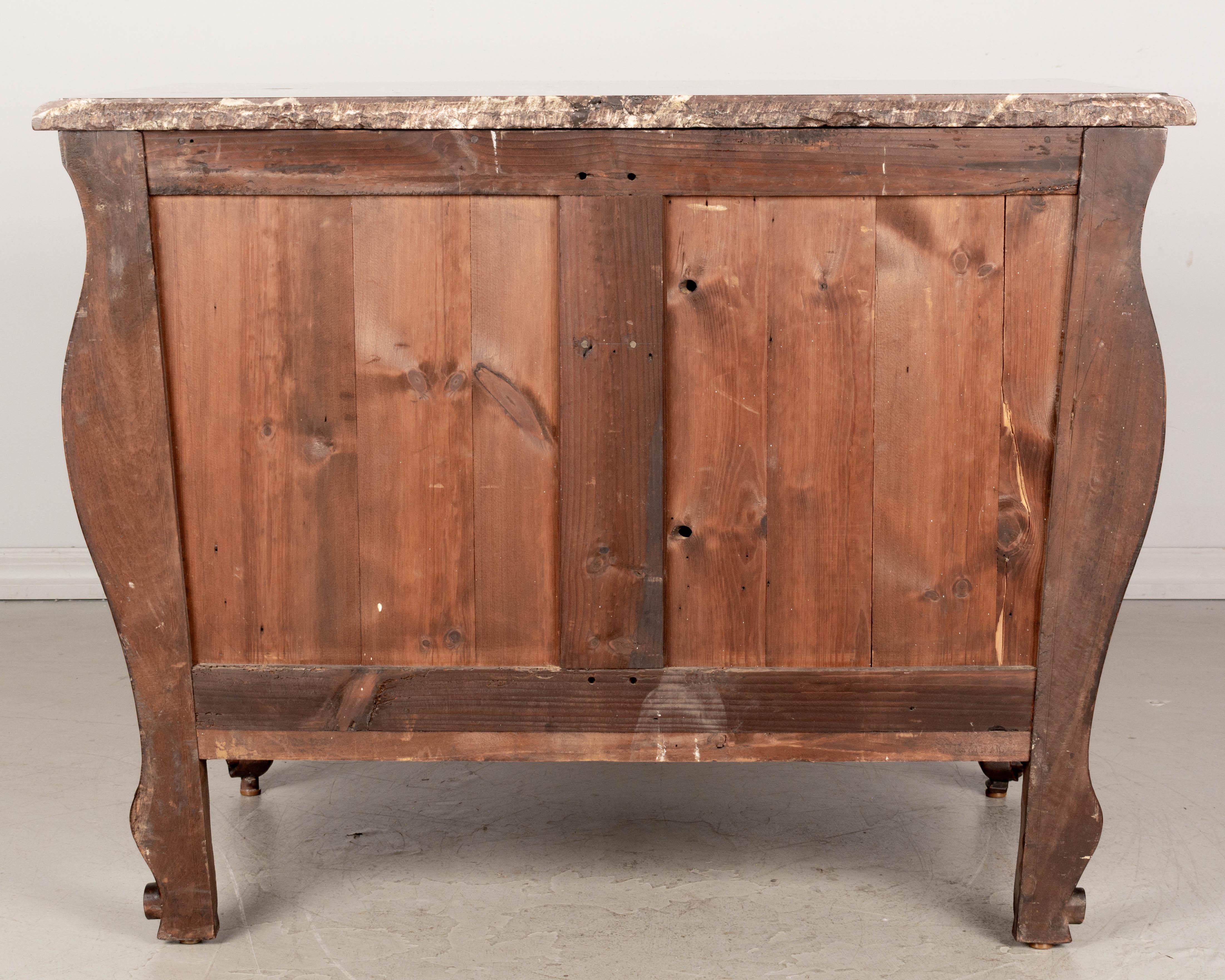 Fino al XVIII secolo Commode francese Luigi XV Bordelaise del XVIII secolo in vendita