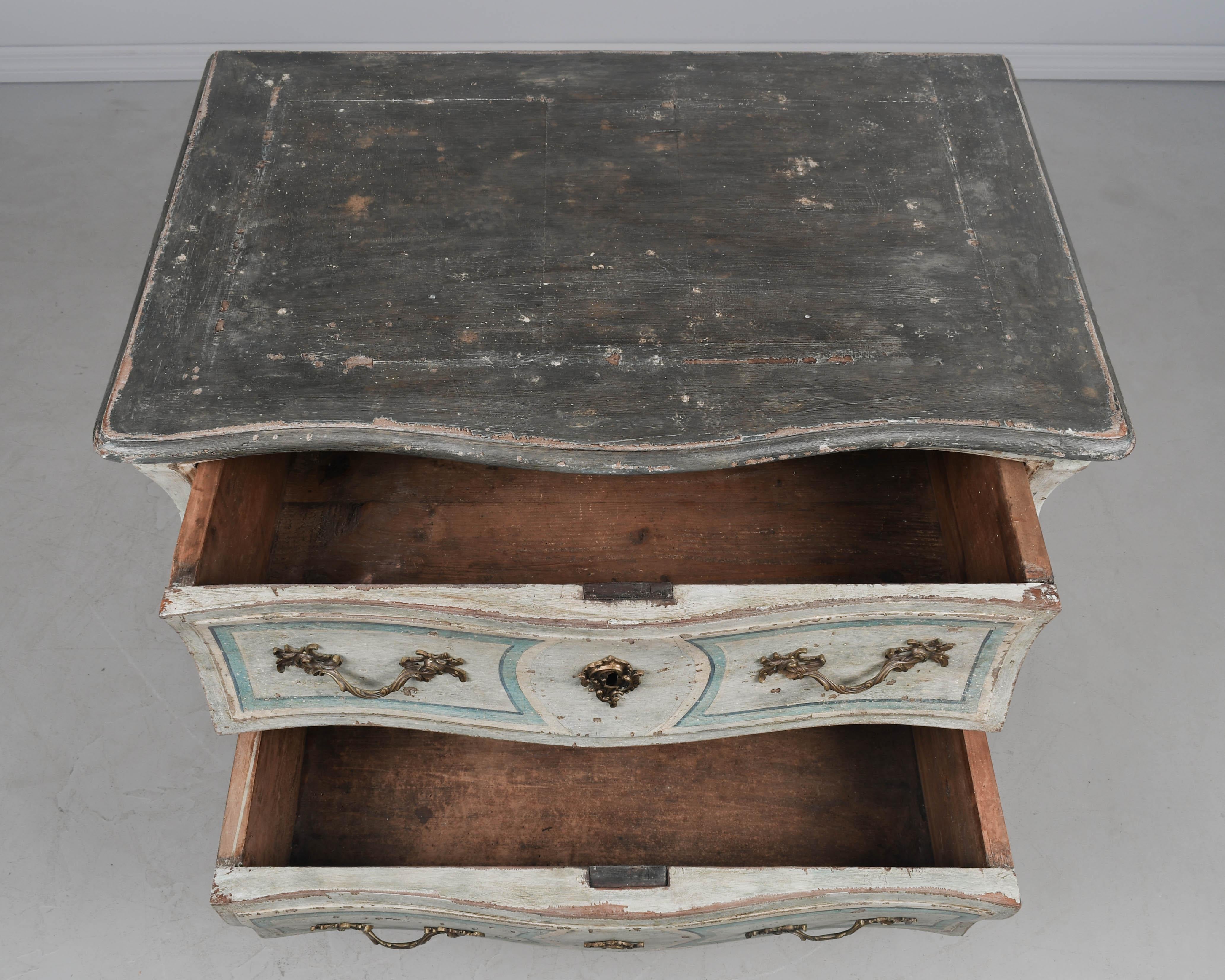 Commode ou coffre à tiroirs Louis XV du 18ème siècle peint en Bordelaise en vente 3