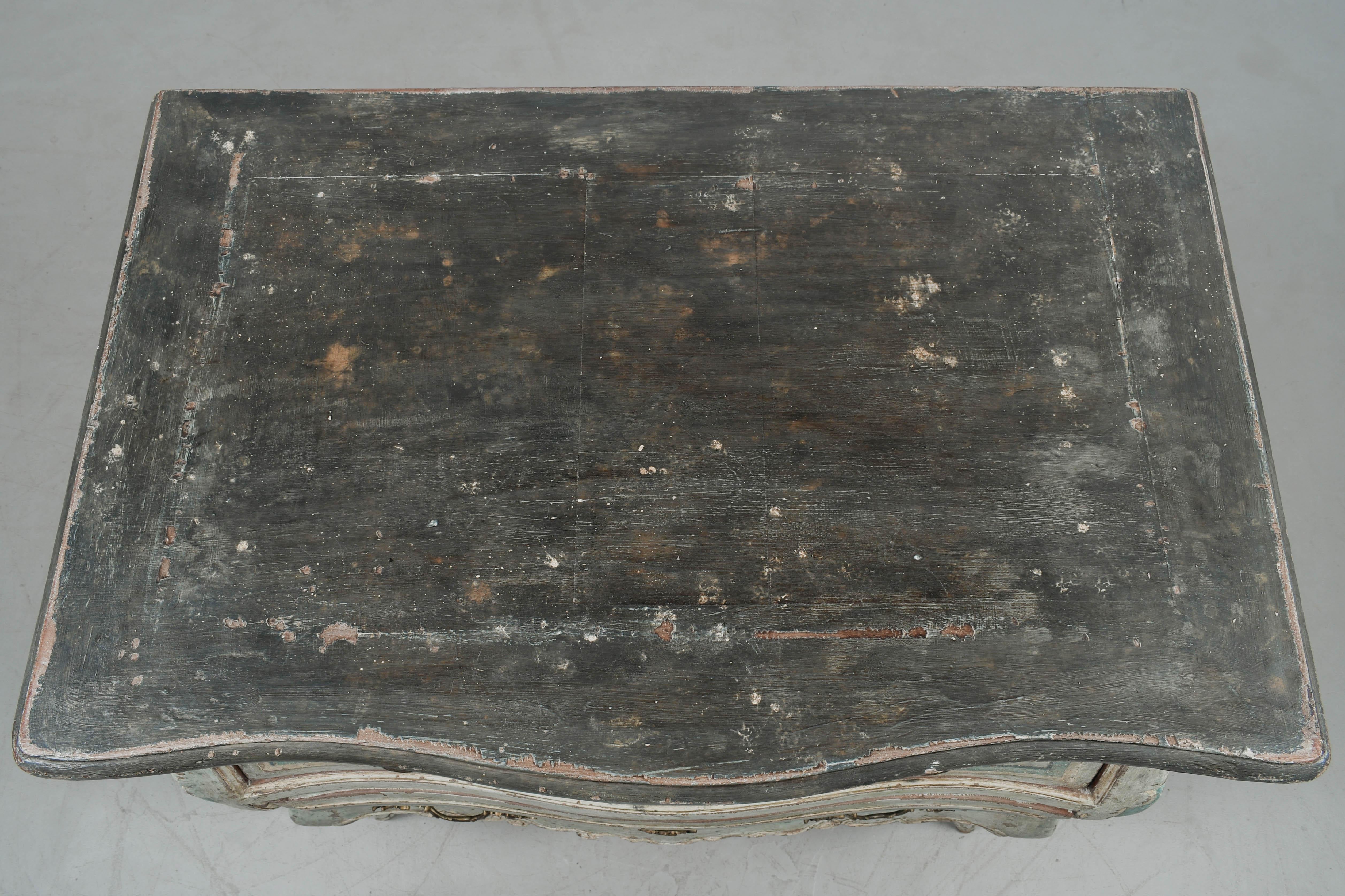 Commode ou coffre à tiroirs Louis XV du 18ème siècle peint en Bordelaise en vente 4
