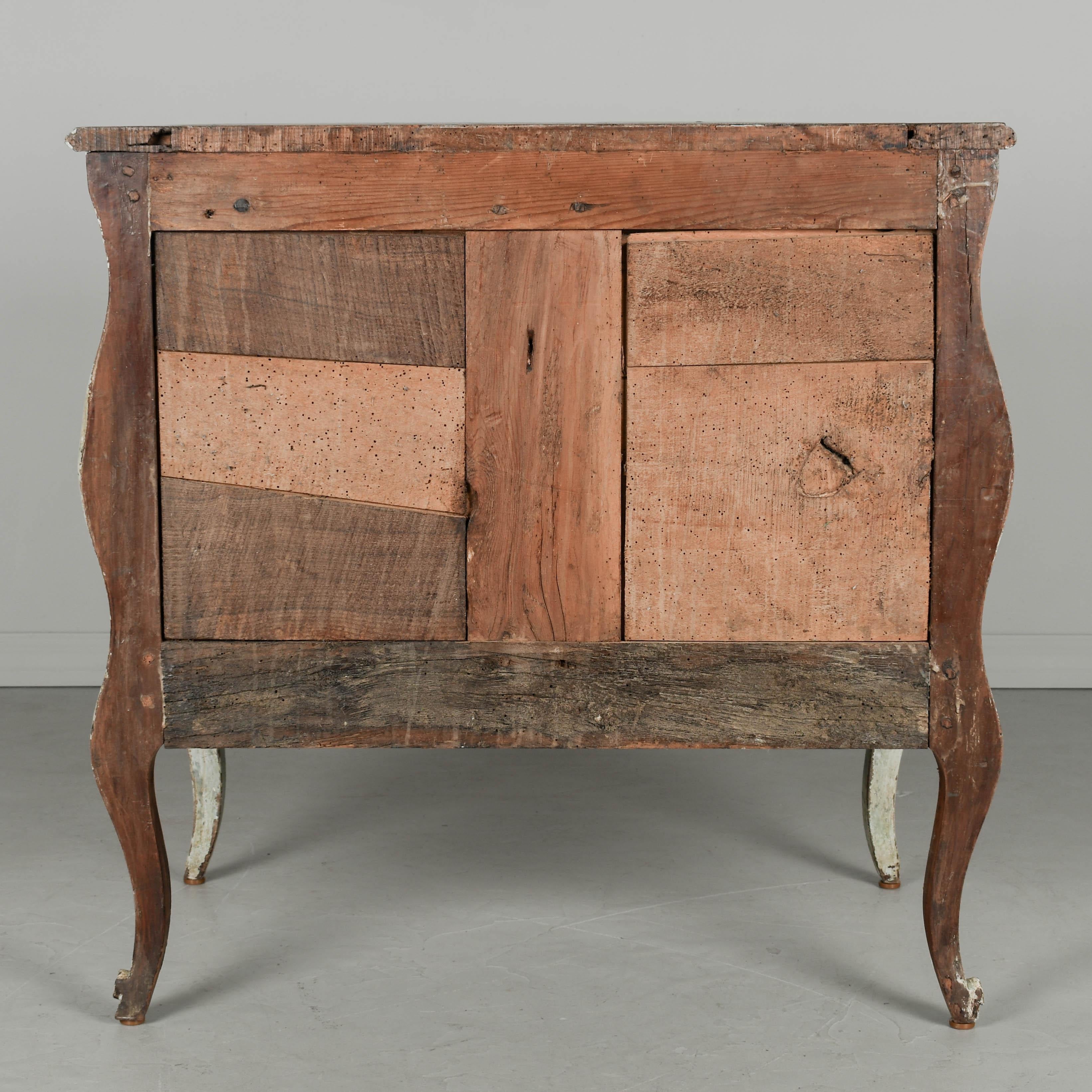 Commode ou coffre à tiroirs Louis XV du 18ème siècle peint en Bordelaise en vente 5