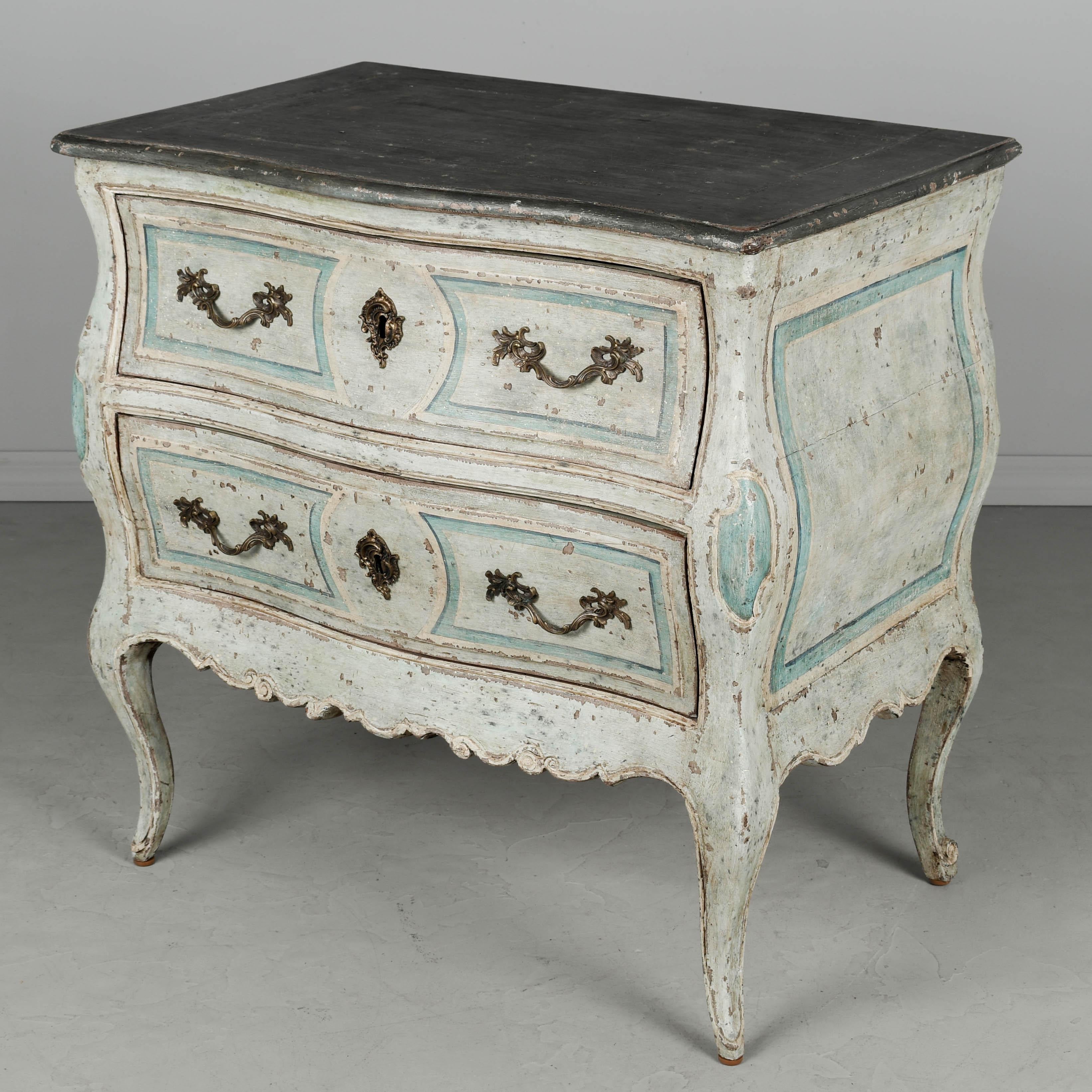 Français Commode ou coffre à tiroirs Louis XV du 18ème siècle peint en Bordelaise en vente