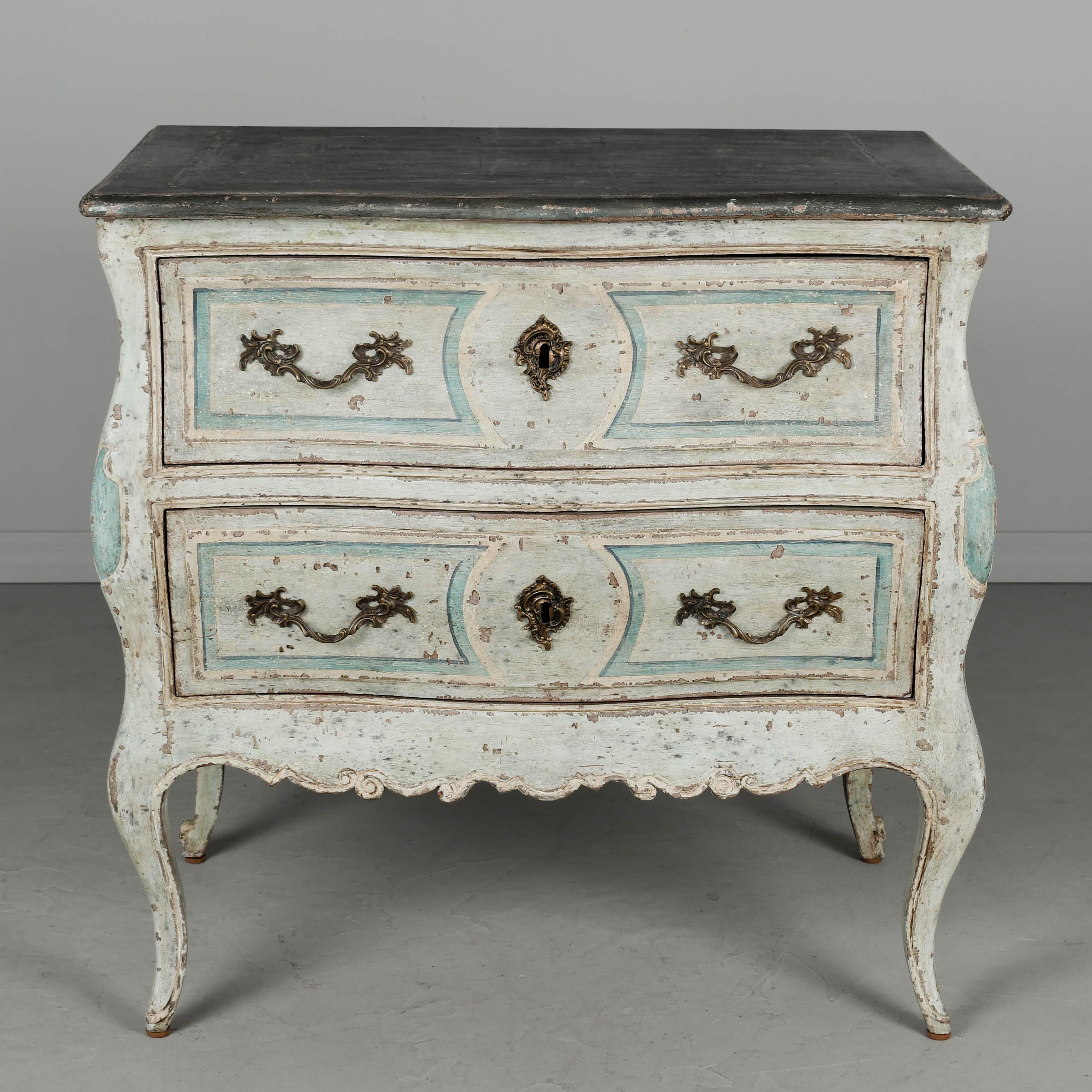 Sculpté à la main Commode ou coffre à tiroirs Louis XV du 18ème siècle peint en Bordelaise en vente