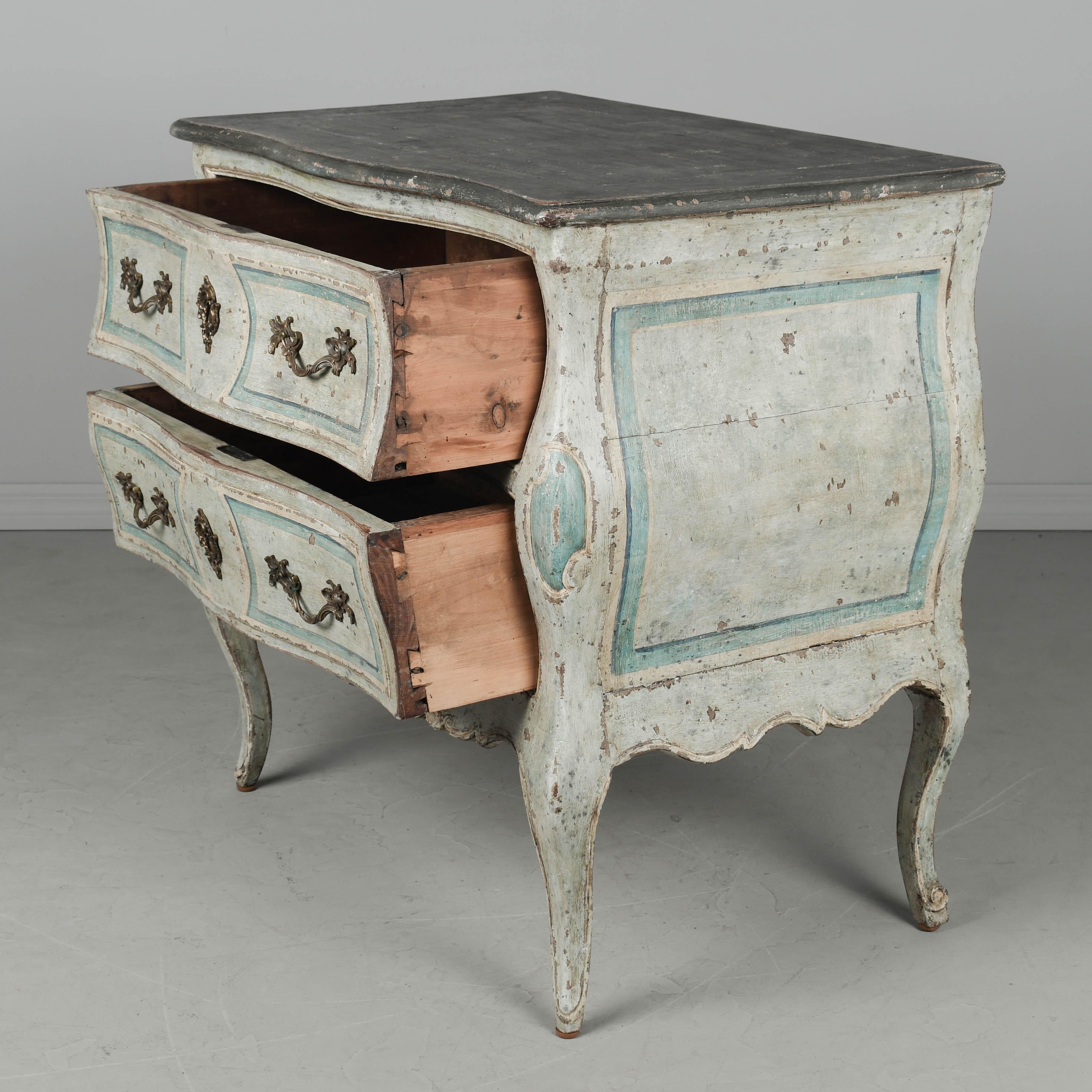 Commode ou coffre à tiroirs Louis XV du 18ème siècle peint en Bordelaise en vente 1