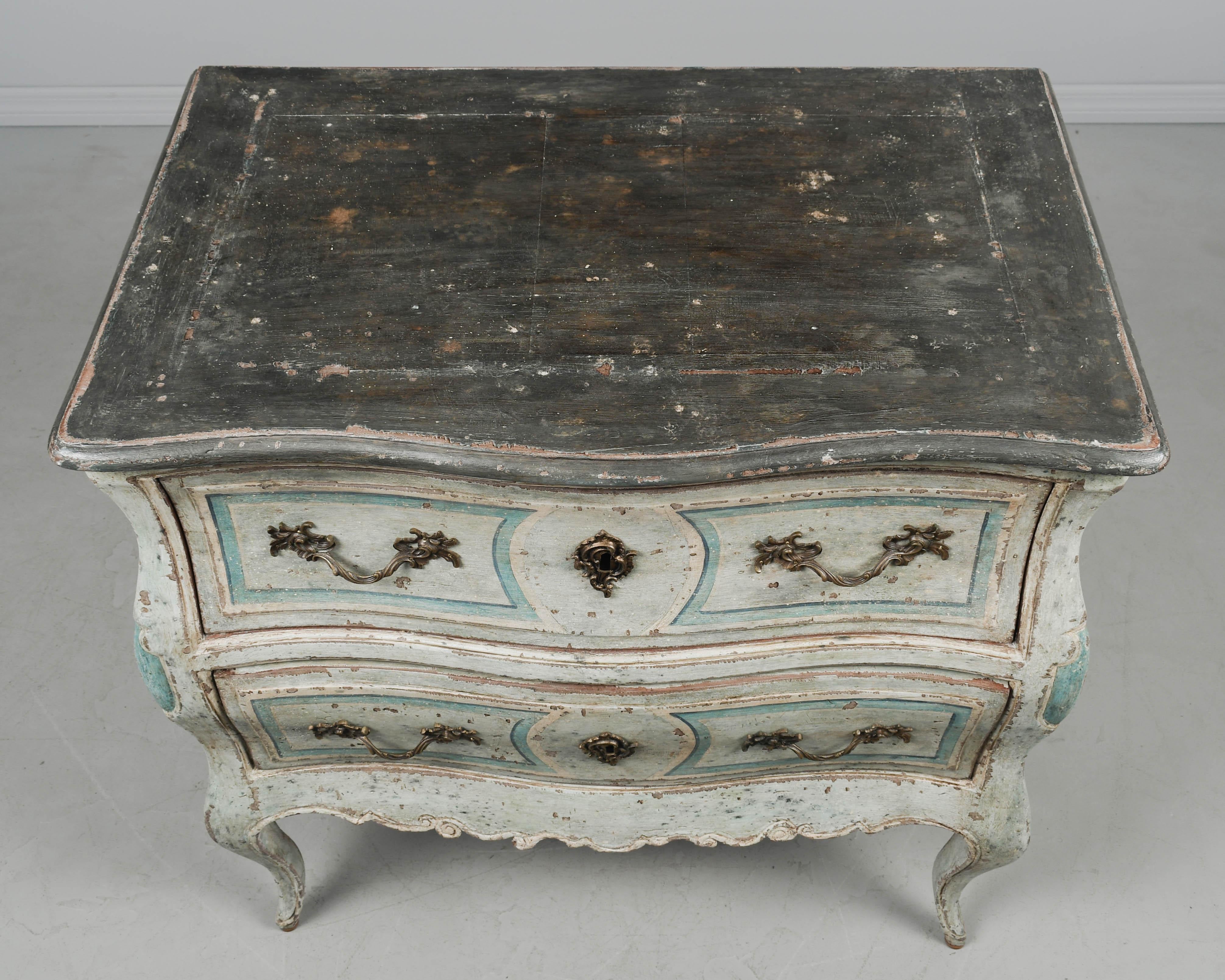 Commode ou coffre à tiroirs Louis XV du 18ème siècle peint en Bordelaise en vente 2