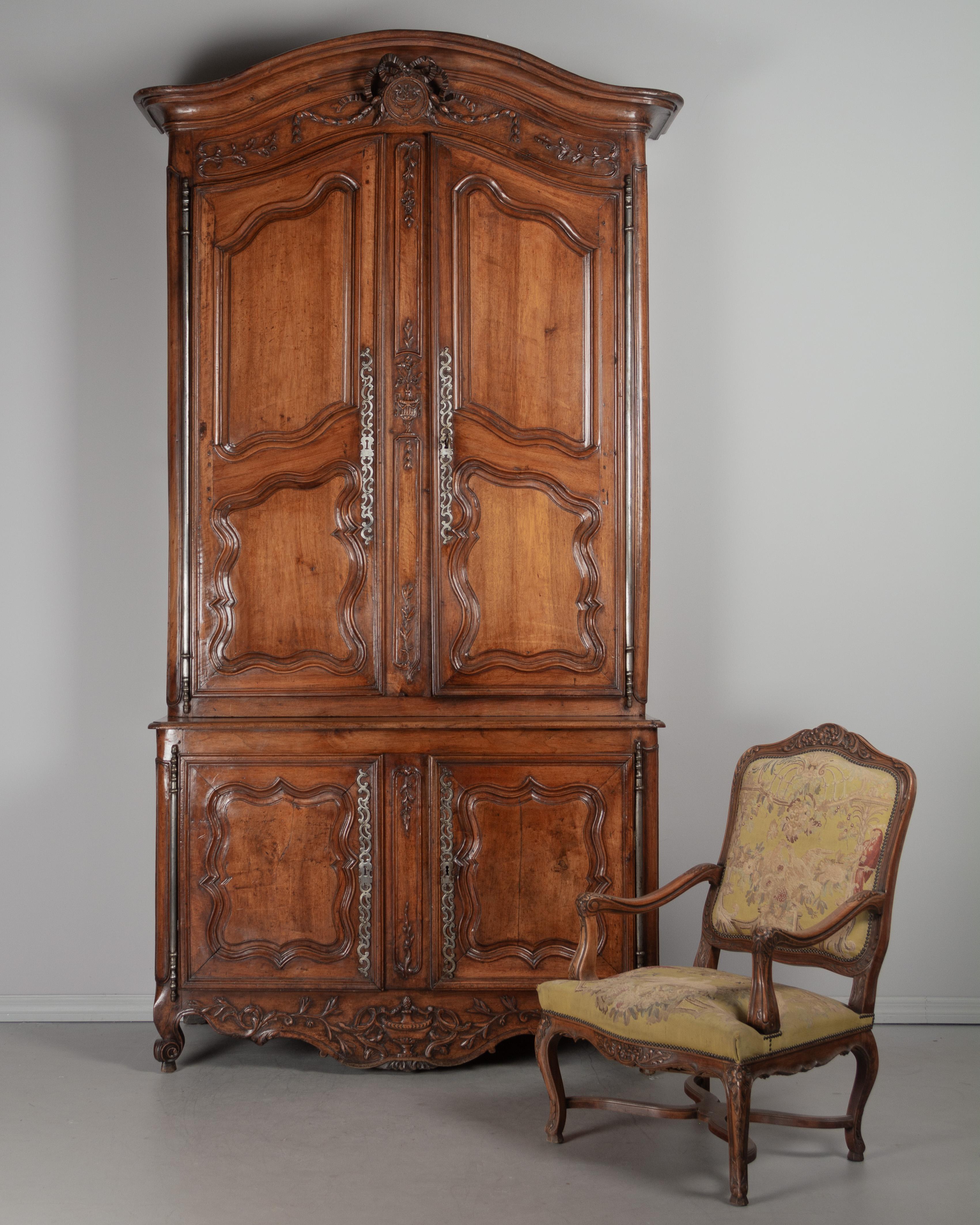 Buffet à deux corps de style Louis XV du XVIIIe siècle, fabriqué à partir d'épaisses planches de noyer massif. D'excellente facture et d'une taille imposante (3 mètres de haut), ce buffet provient d'un château de Saint-Rémy-de-Provence. La partie