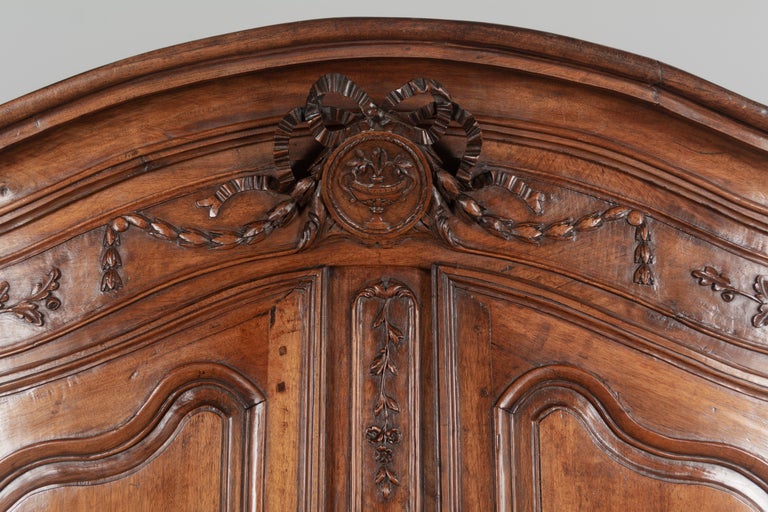 Armoire XVIIIème Noyer à Chapeau De Gendarme