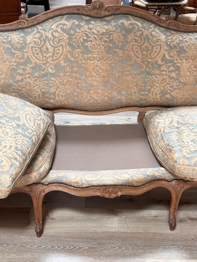 Französisches Canape-Sessel im Louis-XV-Stil des 18. Jahrhunderts mit Fortuny-Polsterung im Zustand „Gut“ im Angebot in Charlottesville, VA
