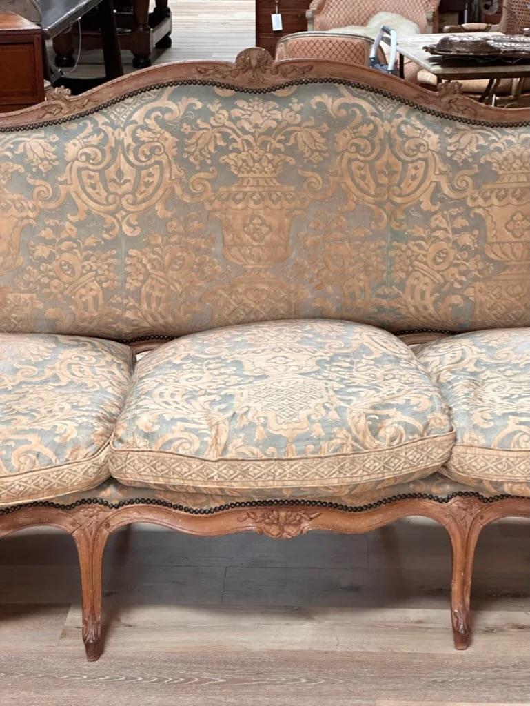 Französisches Canape-Sessel im Louis-XV-Stil des 18. Jahrhunderts mit Fortuny-Polsterung (Holz) im Angebot