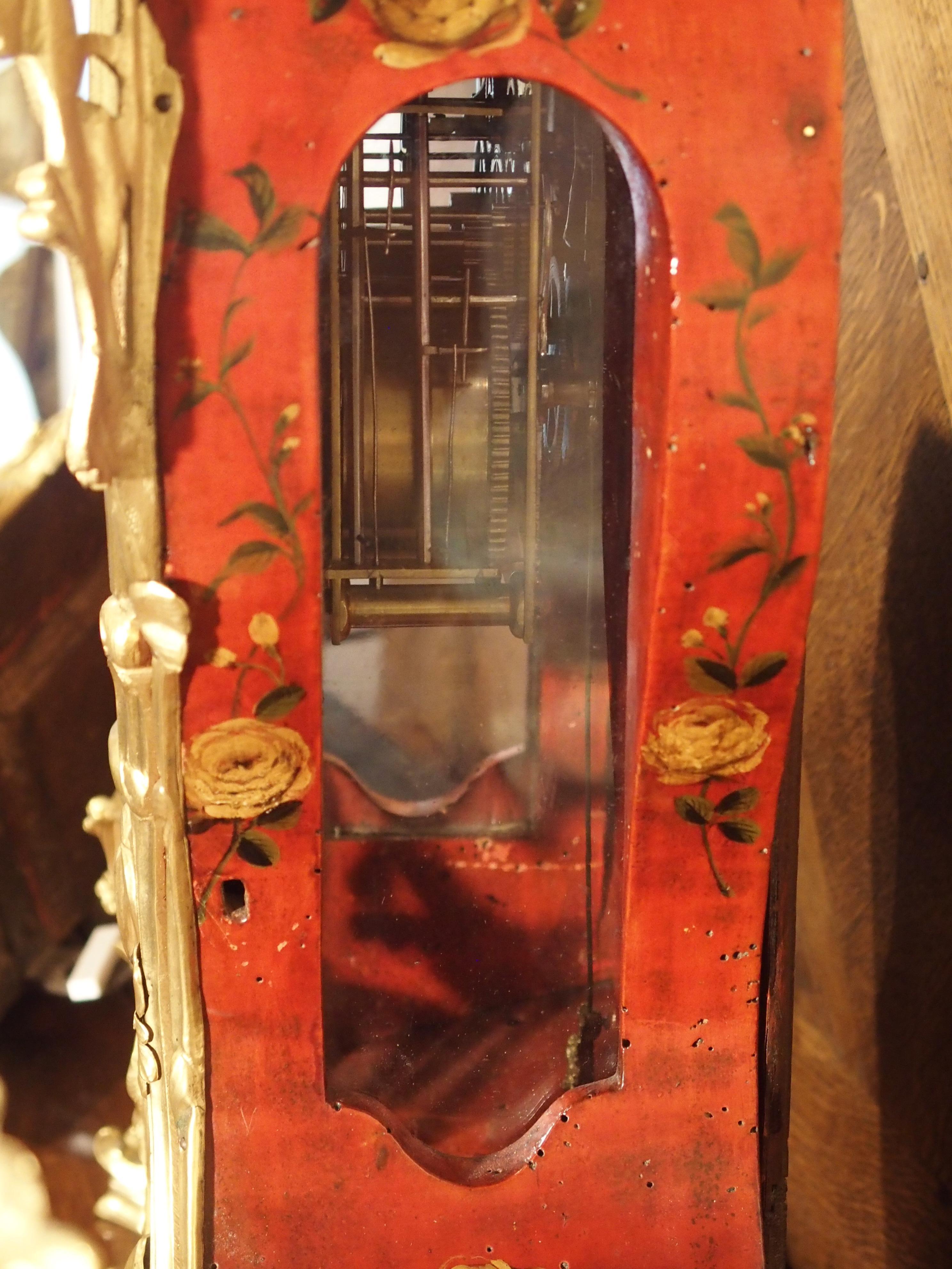 Cette somptueuse pendule rouge et or a été fabriquée à l'époque de Louis XV, en France, au XVIIIe siècle, vers 1750. Il est décoré d'une belle laque rouge avec des roses et des tiges de roses, attribuée à l'atelier d'Etienne Simon Martin. Cette