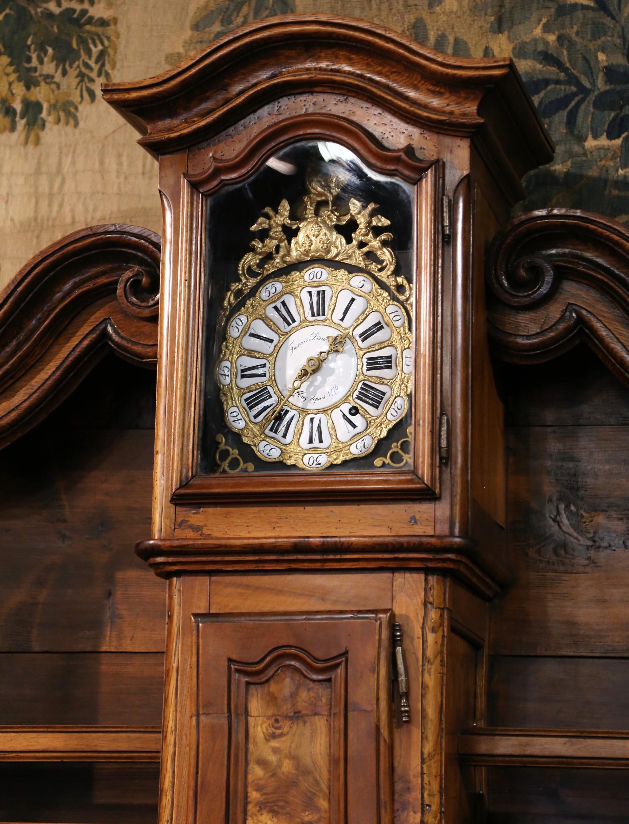 XVIIIe siècle Horloge Vaisselier française du 18ème siècle en ronce de noyer sculptée de style Louis XV de Lyon en vente