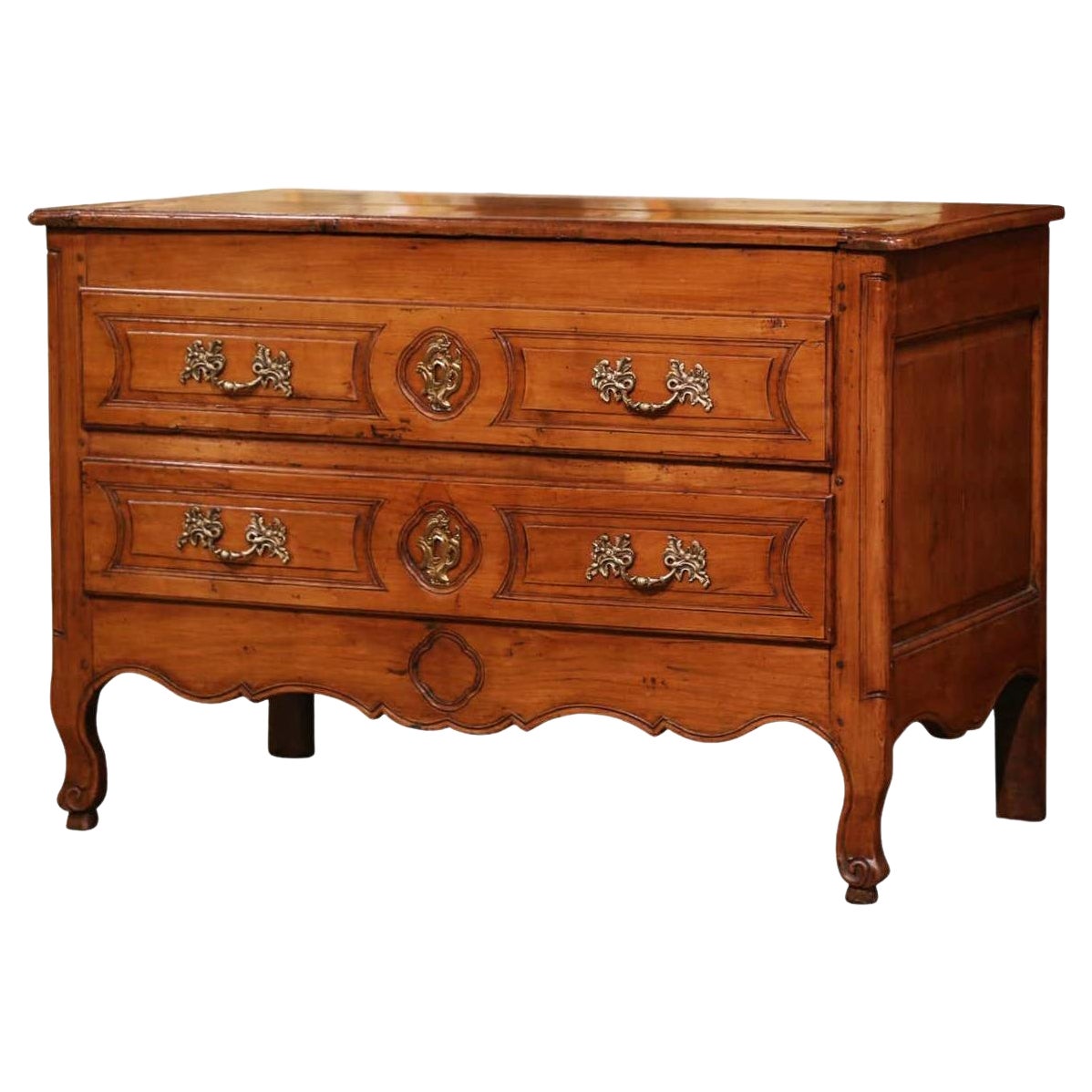 Commode à deux tiroirs en cerisier sculpté de style Louis XV du 18ème siècle en Bourgogne