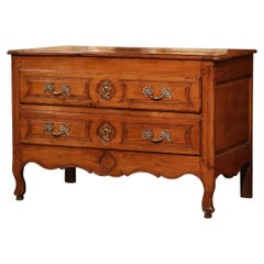 Commode à deux tiroirs en cerisier sculpté de style Louis XV du 18ème siècle en Bourgogne