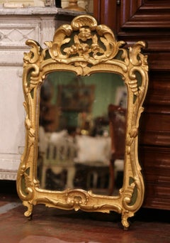 Miroir mural français du 18ème siècle en bois doré sculpté Louis XV de Provence