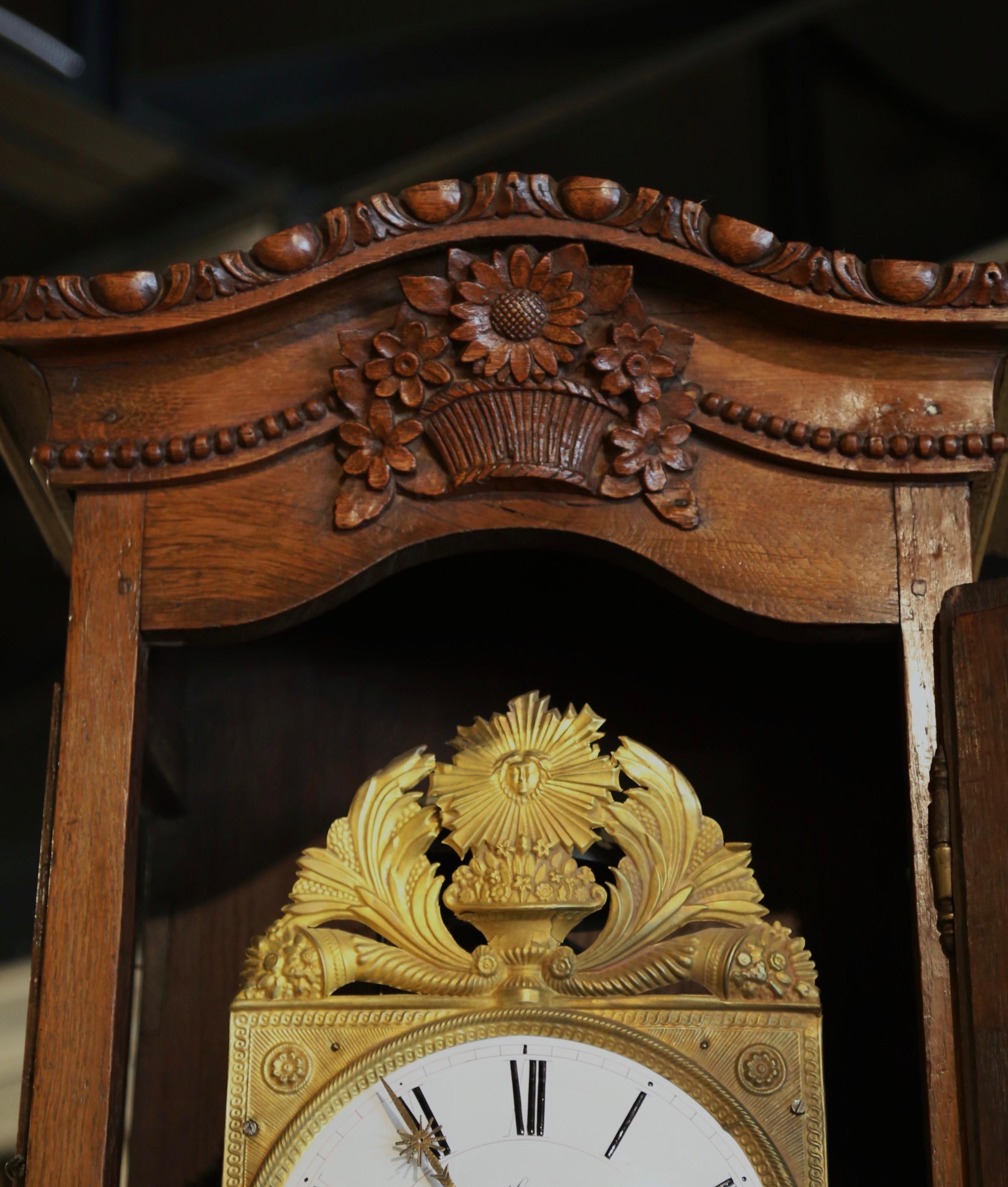 Horloge à grand boîtier en chêne sculpté Louis XV du 18ème siècle de Normandie en vente 1