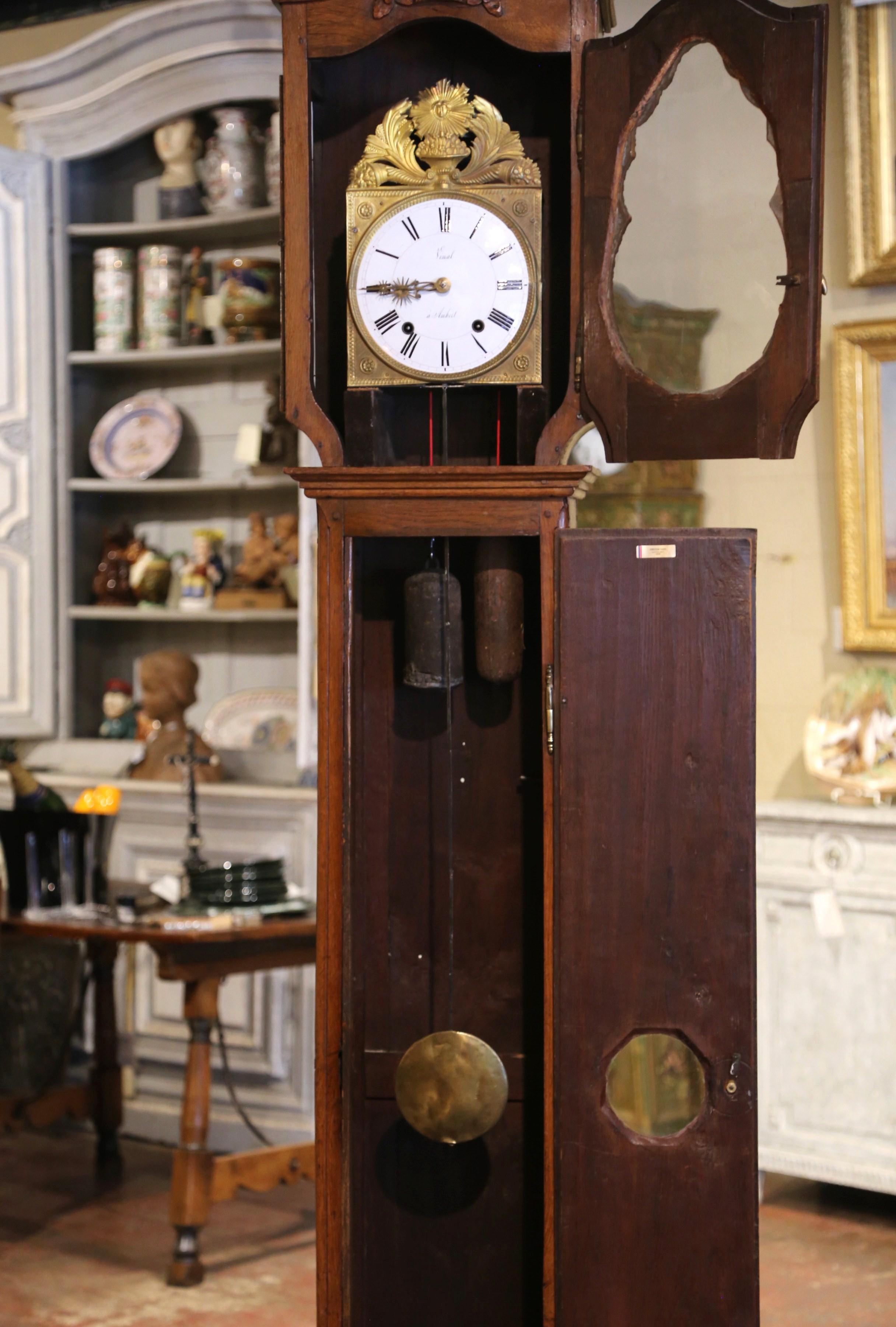 Horloge à grand boîtier en chêne sculpté Louis XV du 18ème siècle de Normandie Excellent état - En vente à Dallas, TX