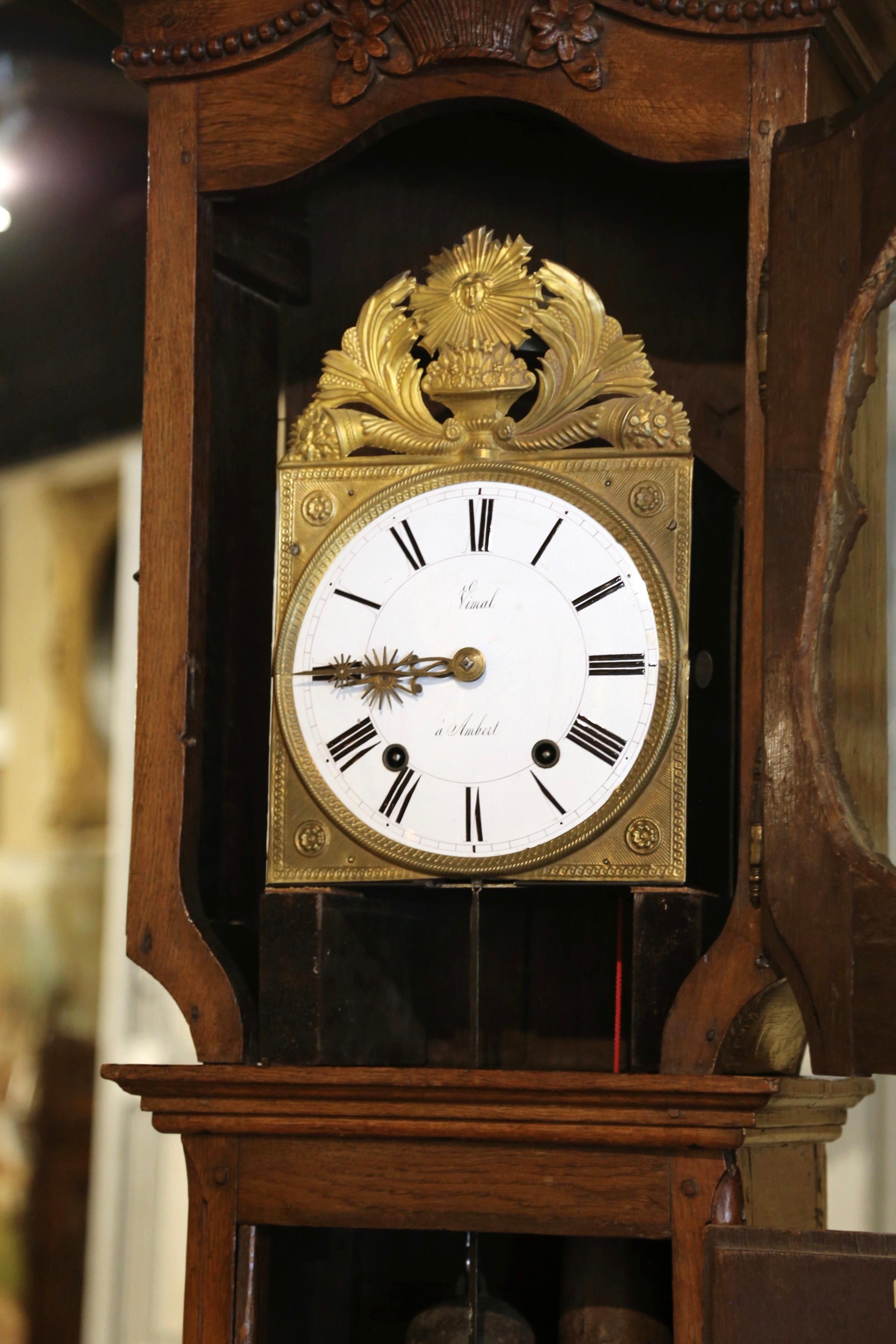 XVIIIe siècle Horloge à grand boîtier en chêne sculpté Louis XV du 18ème siècle de Normandie en vente